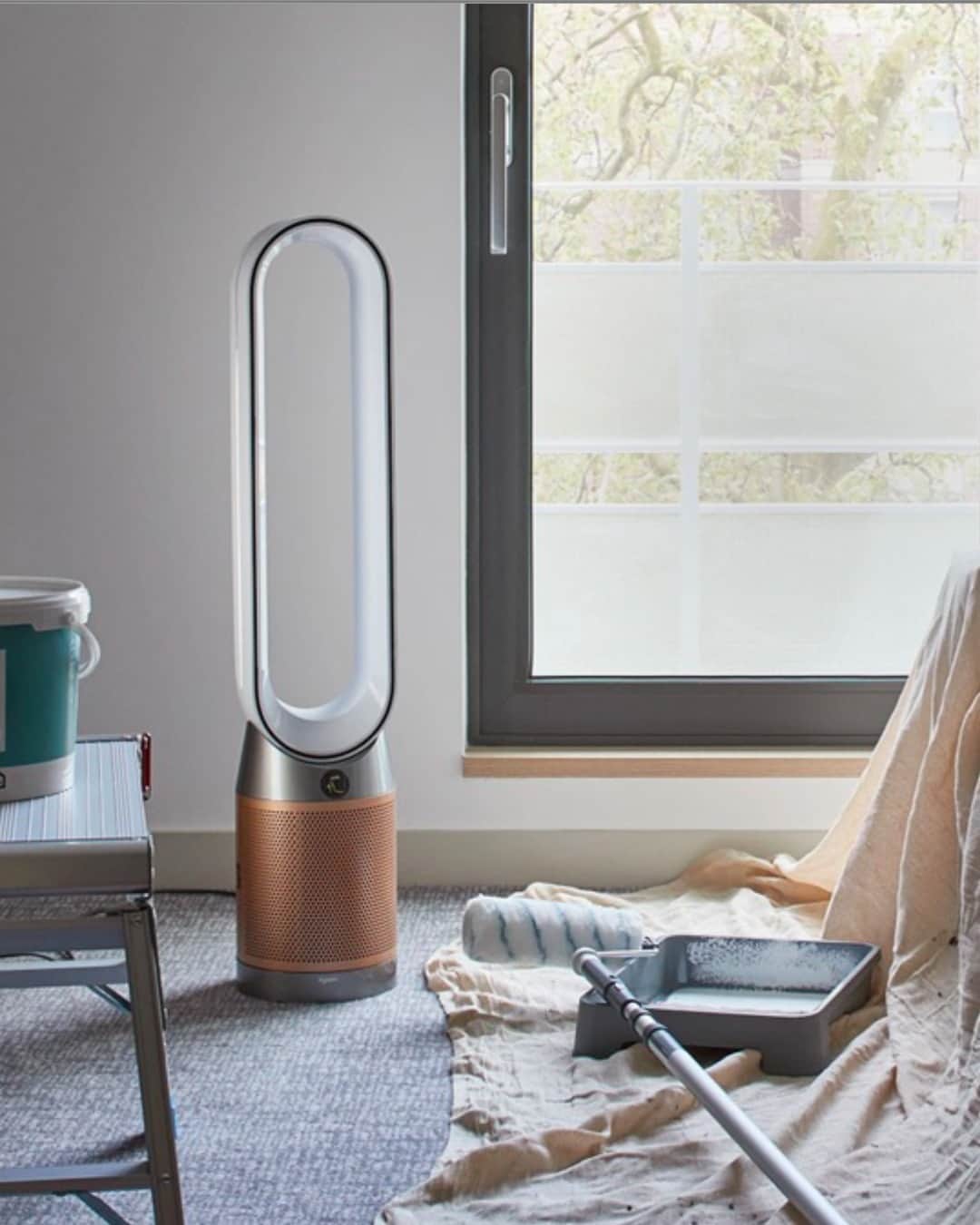 Dysonさんのインスタグラム写真 - (DysonInstagram)「Your home should be a safe haven.  Poor indoor air quality can be worsened when you're decorating and moving furniture.  Dyson purifiers have Auto mode to continuously monitor your indoor air quality levels, and remove pollutants in real-time – so there’s one less thing to worry about.  #Dyson #DysonHome #DysonPurifier #HomeRenovation #MovingHome #HomeMove #IndoorAirQuality #AirQuality #DysonTechnology」4月2日 21時00分 - dyson