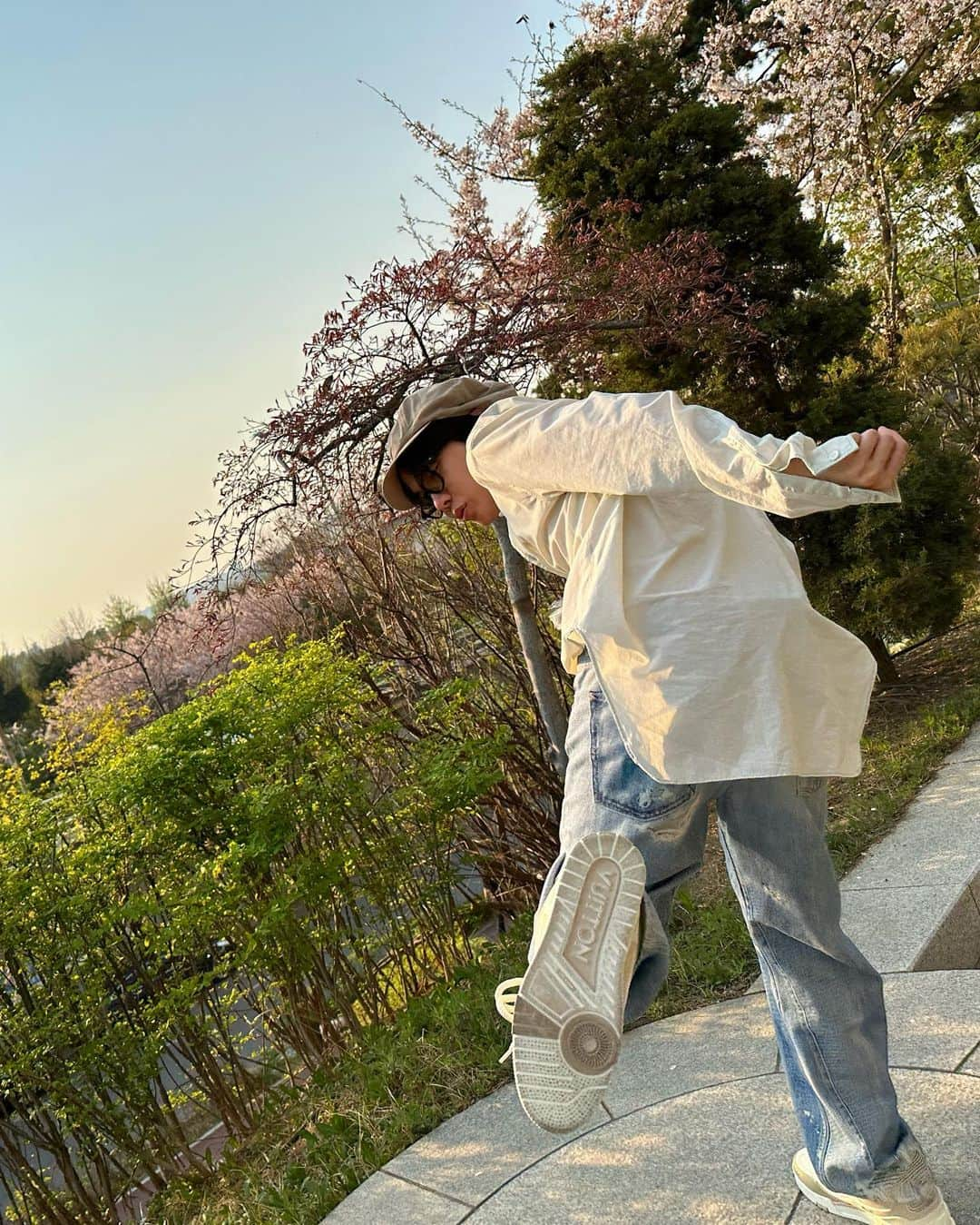 J-HOPEさんのインスタグラム写真 - (J-HOPEInstagram)「봄」4月2日 21時00分 - uarmyhope