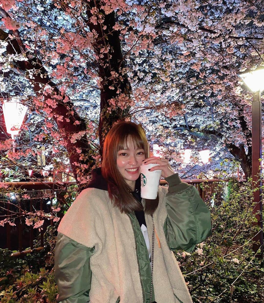 橘二葉さんのインスタグラム写真 - (橘二葉Instagram)「屋台とかもやってて夜桜堪能した！ 散ってなくて良かった🥲🌸  w/ @junna_ito_official   #中目黒 #夜桜 #桜」4月2日 21時01分 - futaba_tachibana_tpd