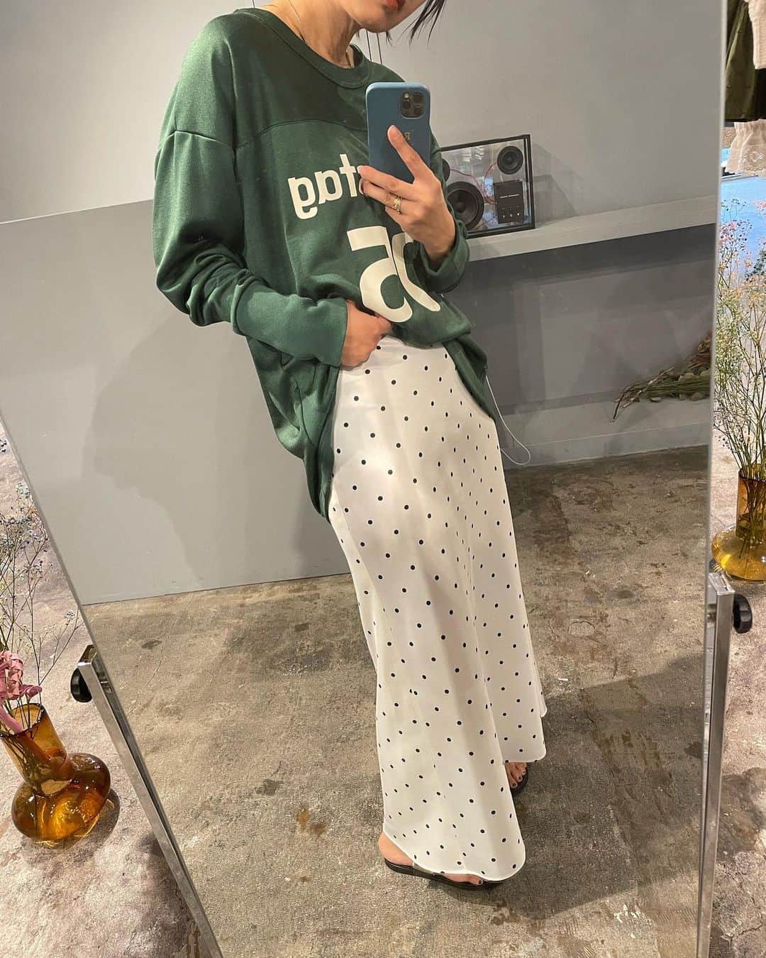 濱中鮎子のインスタグラム：「私の手元にも届いたスカート。 人生振り返り、こんな「ドット推し」したアイテム、ワードローブに加えたことがないかも。  どうしても甘くなるイメージが苦手だったのかもしれません。  歳を重ねて、あ、いいかもしれない！としっくりくるアイテムは増えていく。 トレンチコートだってそう。 20代は本当に似合わなかった。笑  肉感のあるサテン地に間隔広めのドットを配して“キリッとウエスト”のタイトだけれどぴったり張り付かないスカート。  下着のラインも拾いにくい。  チャコールもあります。  トップスは古着にあるレーヨンフットボールTのような質感を再現したくてずーーっと生地屋と相談してやっと。ただ、肌当たりがど〜しても気になるので、表はナイロンで光沢感を、肌に当たる裏はコットンで作りました。ストレスフリーです。  静かにブランド5年目を迎えて、それを記念したプリントに。  結構なオーバーサイズですが、使いやすいです。  地味なこだわりを気まぐれにフィードに残していこうと。  お嬢たちにまぎれて、たまにはお仕事投稿。 お付き合いください。 よろしくお願いします。👶  #uhr #uhr_2023ss  #ウーア」