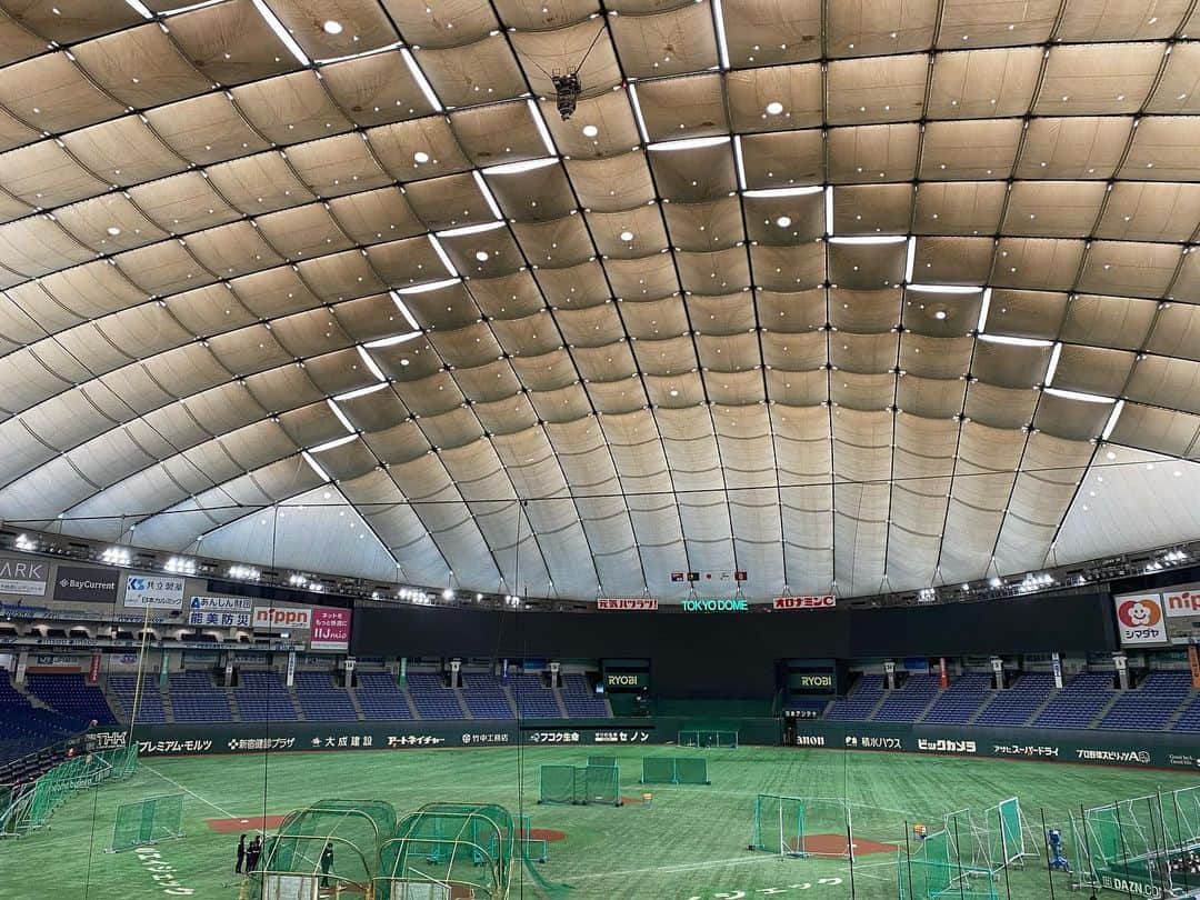 岡田健太郎のインスタグラム：「⚾️ プロ野球開幕3連戦 読売ジャイアンツvs中日ドラゴンズ ドラゴンズ側ベンチリポートを担当しました。 １年前にはなかった声援。 ２年連続同じカードでの開幕。 ３年連続の開幕戦ベンチリポ。 独特な雰囲気の中で仕事をさせてもらえることに感謝。  ４年目になりました。 もっと、頑張ります。  #プロ野球#開幕戦 #巨人#中日ドラゴンズ  #野球中継 #アナウンサー」