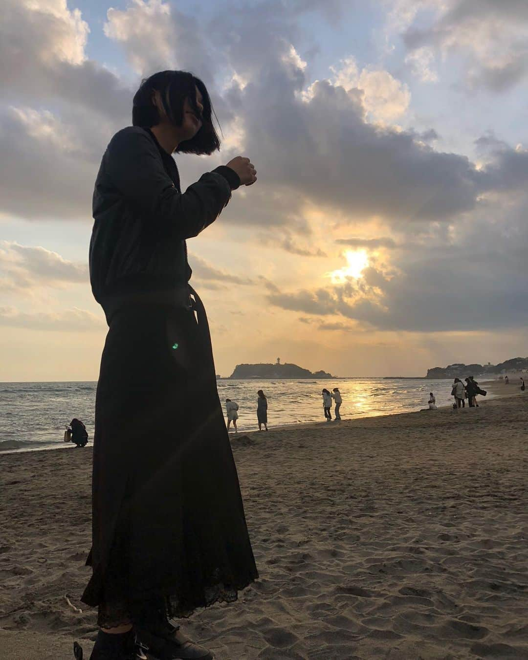 時川りおさんのインスタグラム写真 - (時川りおInstagram)「Sunset on the beach at Sichirigahama🌊🌆 .  ††††††††††† 春色の汽車に乗って、海へ🌊🌆  †††††††††††  #夕暮れの海 #seastagram #海辺　  #エモい #海が好き  #ポートレート　#スナップ写真  #lgbtq🌈  #春の海　#七里ヶ浜　#雰囲気」4月2日 21時02分 - riotokikawa_doll