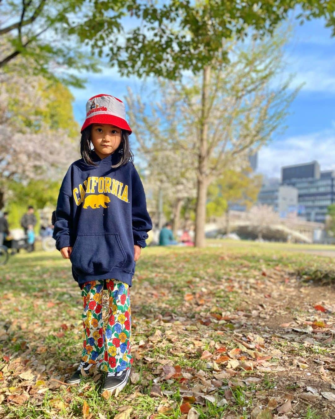 Saki のインスタグラム：「天気が良いし、ぽかぽか🌞🌈  まだ桜も少し咲いてて🌸 気持ち良い日曜日🚲  服なんのこだわりもなく着てくれるジョアン😂 私の趣味押し付け🥹 古着の帽子と古着のパーカーに花柄パンツ🌼 きっと、我が家に女の子が産まれていたらこんなファッションだったな🍒 ジョアンは派手なんも似合うから、着こなしてる😎  なんでもない休みが平和で良きでした🍂  やっとやっと春休みが終わるから 明日からジョアンもりあんも 園生活スタート🌸  ジョアンは年長さん😳🫢 会話はホンマに会う人、会う人に驚かれるレベルに成長👏💮  なにもついてないお箸はまだ練習中〜🥢 トイトレもまだ完璧ではありません🚽💩 でも、彼なりに本当に日々成長している🌱  ちょっと最近うまくいかない時、イライラする時に自分の頭をばんばんグー✊で叩いたりしてしまったり。。。 キーキー怒る⚡️感じがあって 注意して話して落ち着かせてるけど、また新学期とかになると環境ががらりと変わって、大好きな甘えられる先生がいなくなったりで、ストレス感じて情緒乱れるやろなあ🌪🌪と心配だなあ☹️  また自分と合う先生や、お友達、環境ができたら良いなあ🌈  がんばれ、ジョアン〜 そして、りあんも初の集団生活頑張れ〜👶🏻✊ みんな春は楽しみ&緊張だろうな🥹🌸  #発達障害 #発達ゆっくりさん #自閉症スペクトラム #自閉症　#asd #autism #adhd #5歳　#年長　#年長さん　#5歳男の子 #男兄弟　#男の子ママ」