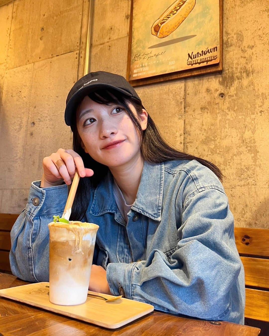 加藤一華のインスタグラム：「. 飲みそうで飲まない☕️笑笑  #石垣島 #石垣島カフェ #絆創膏はマリンスポーツ頑張った爪痕🤣」