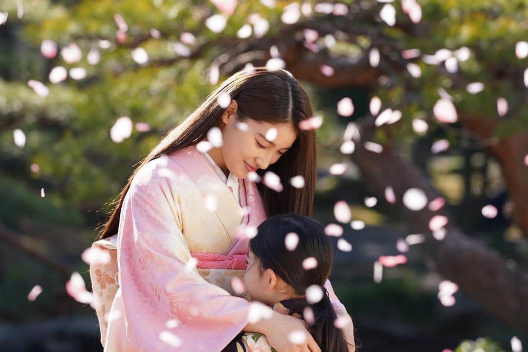 土屋太鳳さんのインスタグラム写真 - (土屋太鳳Instagram)「こんばんは☺️ 4月最初の日曜日を 桜と共に過ごしたかたも 多いと思います🌸 . 満開の桜も素敵だけれど 舞う花びらも本当に美しい🌸✨✨ . また出会えることを心から願って 映画「 #わたしの幸せな結婚 」での場面写真を✨」4月2日 21時04分 - taotsuchiya_official