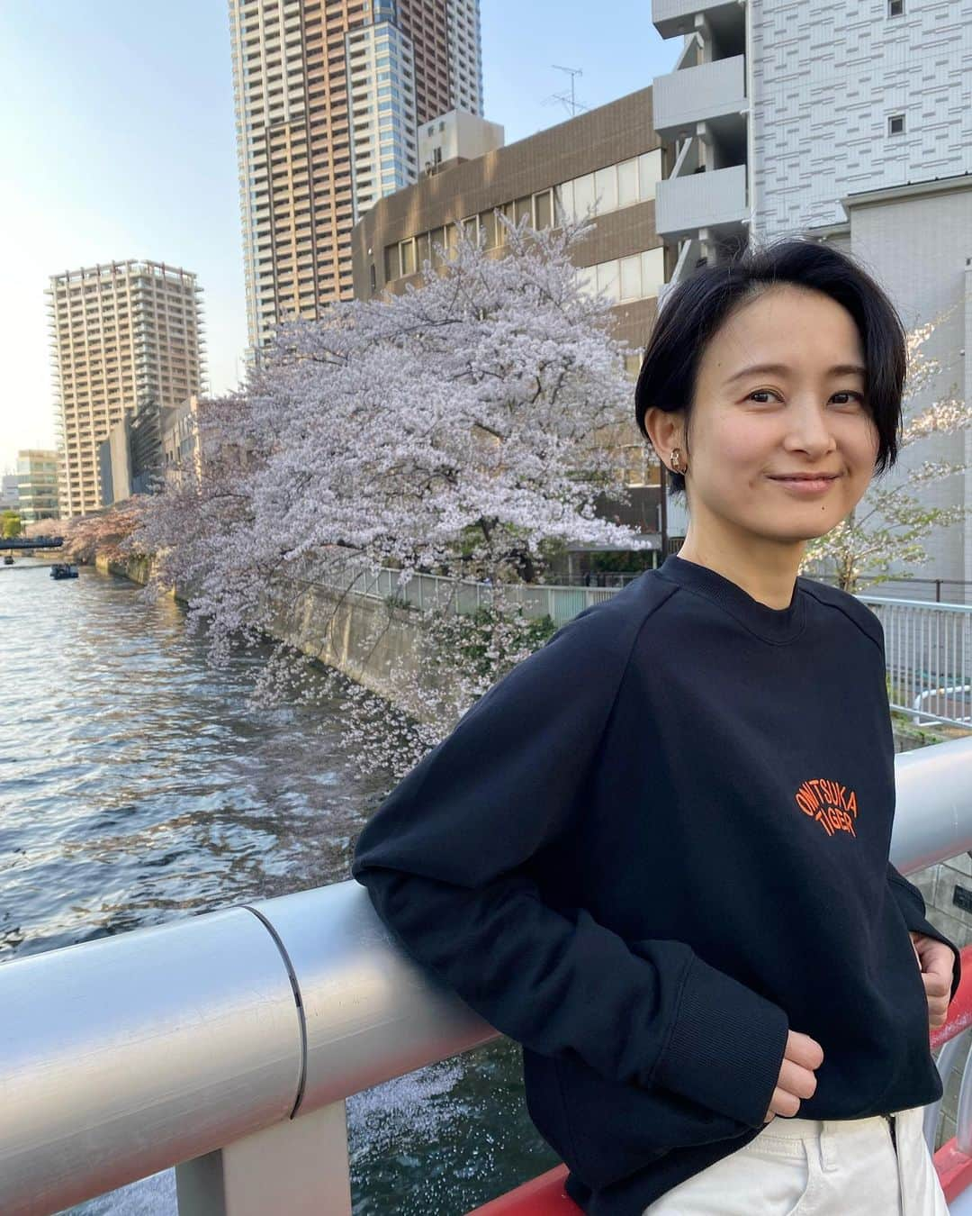 桜一花のインスタグラム：「今年も無事に歳を重ねました。 朝目覚めた時、ありがたいねぇ、幸せだねぇという気持ちが出てきました。死ぬんか、私。 兎にも角にも、こう思える日々を与えてくださる全てに感謝です。  なんて、堅苦しいことだけでなく、今年はいかに冒険するかを大切に過ごしてみたいなと。 どんな冒険があるんでしょうねぇ。  楽しみですな。  #誕生日 #たくさんのメッセージありがとうございます  #アラフィフ #自覚なし #しかし #楽しみだ」