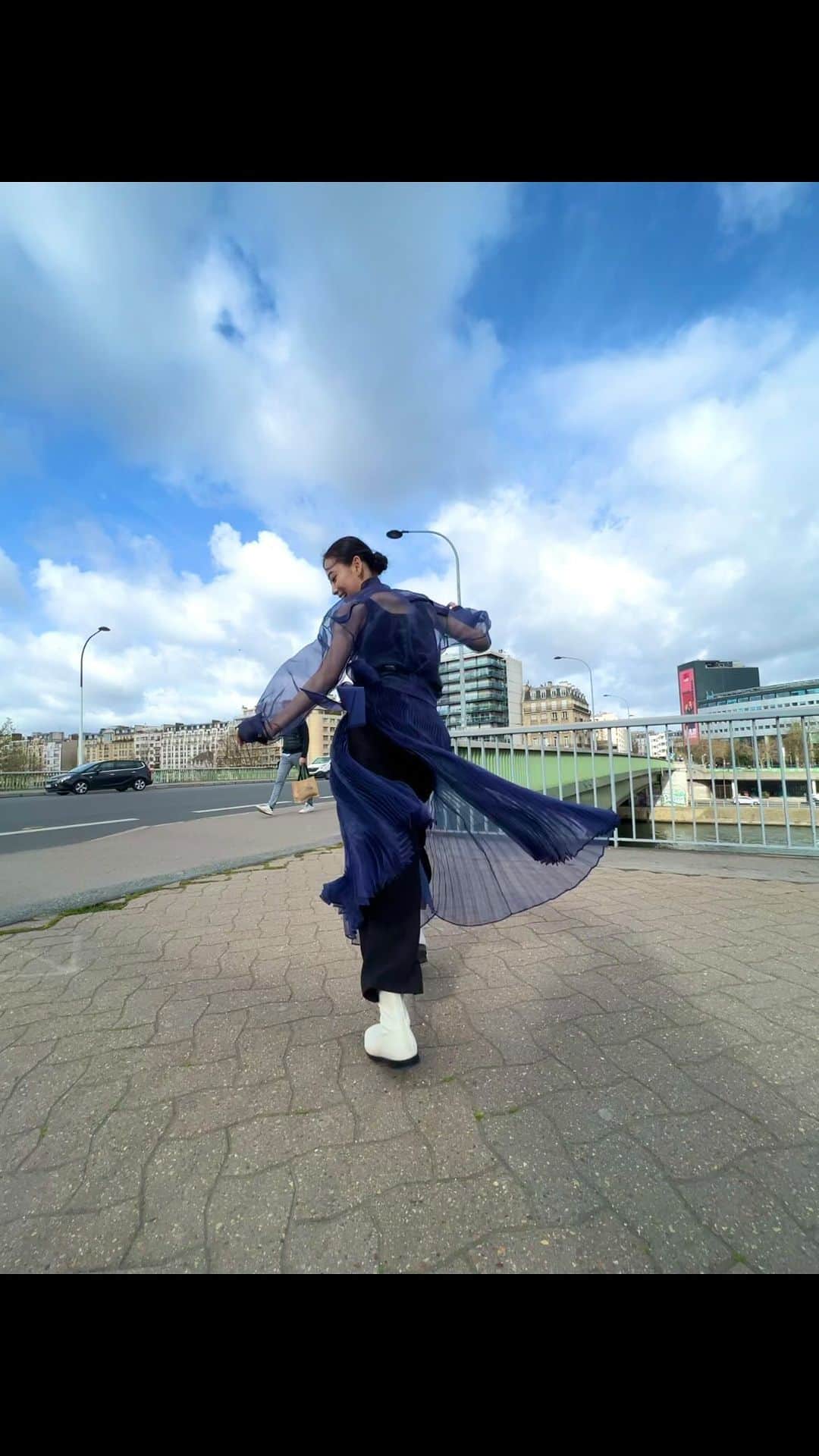 Miyuのインスタグラム：「朝の適当な舞💃🤣可愛い衣装！ Moring dance in cute dress☀️  👗　@stylings_official @e____p   #dance#ダンス#dancer#housedance#housemusic#defectedrecords#paris#japanesegirl#댄스#streetdance」