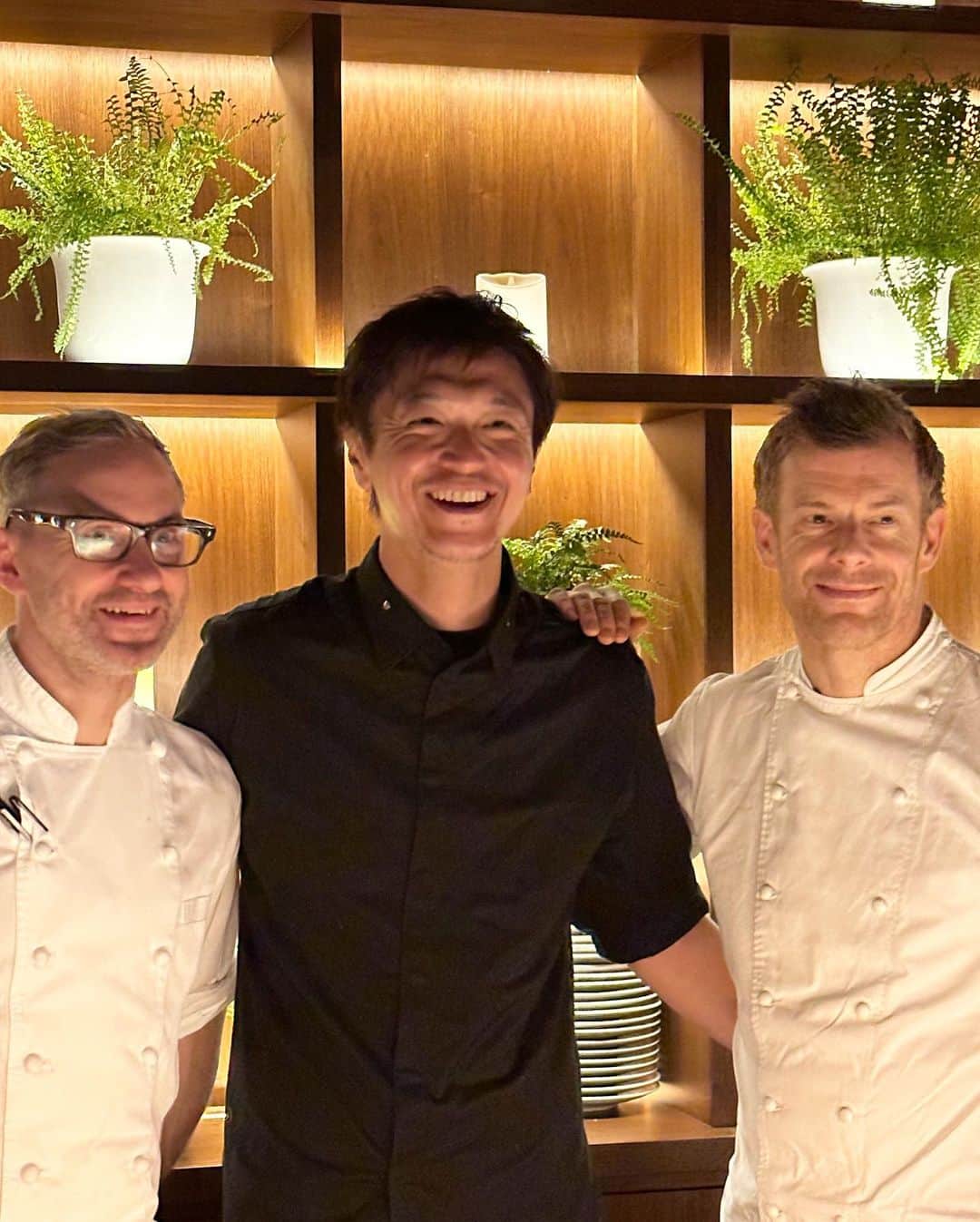HiRAO INCのインスタグラム：「. 4 HANDS Dinner by Two Recognized Michelin Starred Chefs  トム・エイキンズシェフとFlorilègeの川手寛康シェフ  トムがフロリレージュに7年前に訪れて以来、親交を深めてきたふたり。 日々切磋琢磨して、悩みながらも進化する2人の絆に心打たれた会でした   @thejaderoomtokyo  @tomaikens  @restaurant_florilege  @hiroyasu_kawate」