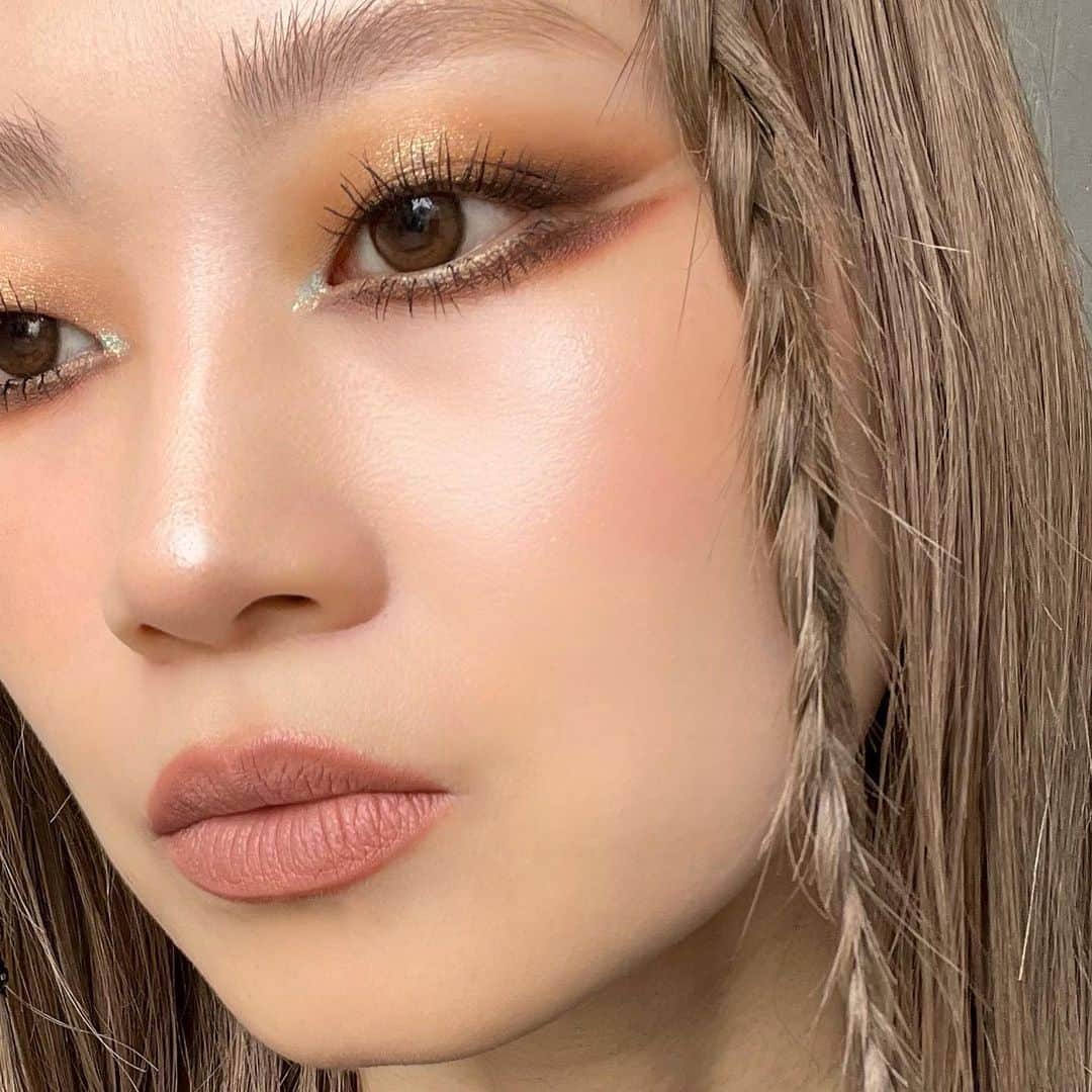 M∙A∙C Cosmetics Japanのインスタグラム：「#MACパールエッセンス で春のオリエンタルメイクにトライ🐚✨異国情緒漂うコレクションでいつもと違う表情を引き出して💓  ＜ルック使用製品＞ ＊EYES ✨アイシャドウ × 12: パールエッセンス ✨M·A·C スタック マスカラ: ブラック スタック ・アイ コール: パワー サージ  ・ダズルシャドウ リキッド: ブリンキング ブリリアント ＊FACE ✨エクストラ ディメンション トリオ: パールエッセンス ＊LIP ✨リップスティック: セット イン ストーン ✨リップ ペンシル: スパイス  Makeup by @masam1101 #MACPEARLESCENCE #MACコスメ #限定コスメ #新作コスメ #春メイク」