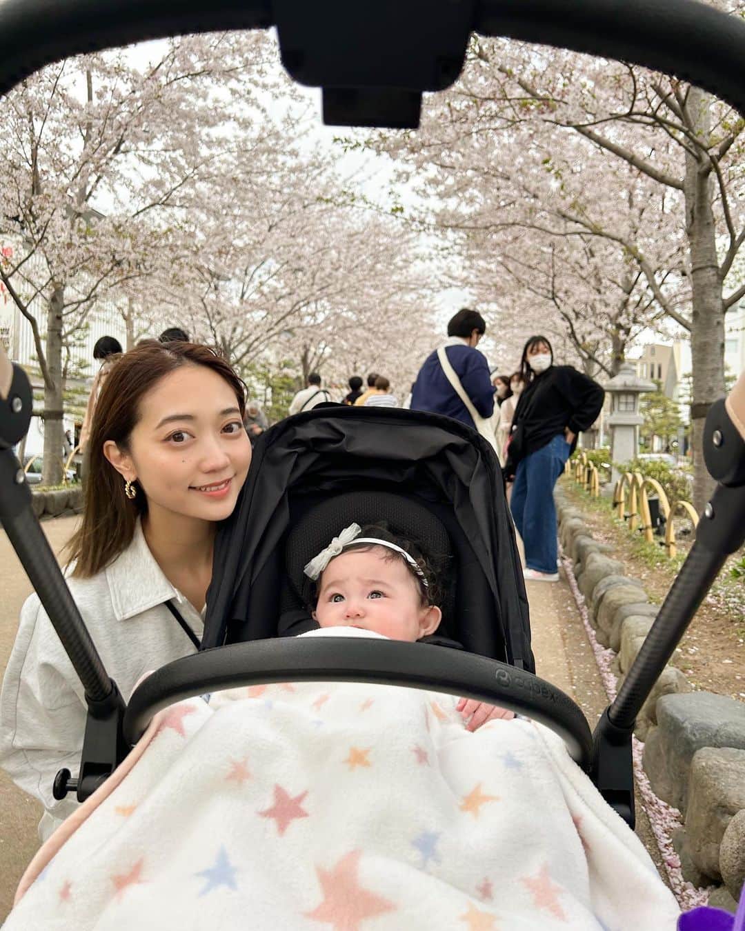 市岡麻美のインスタグラム：「この土日は友達に娘🍼をおひろめしたり、旦那と都内うろうろしたり✨😌 お祝いでいただいたものを身につけて早速お花見🌸もできた♪  #4ヶ月ベビー  #お花見」