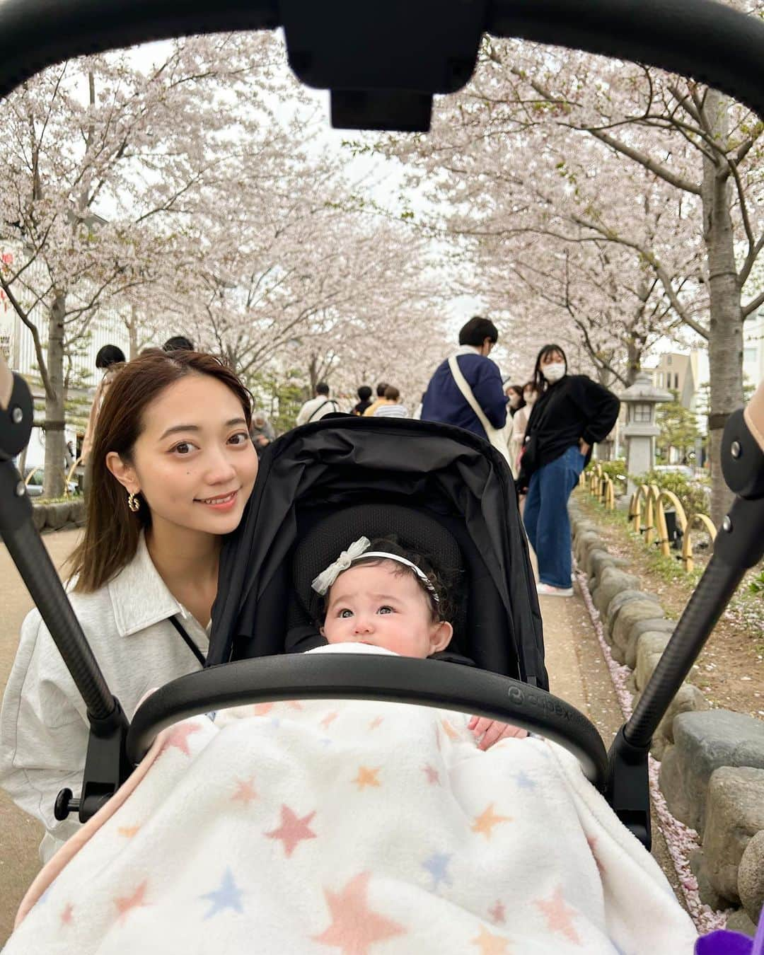 市岡麻美さんのインスタグラム写真 - (市岡麻美Instagram)「この土日は友達に娘🍼をおひろめしたり、旦那と都内うろうろしたり✨😌 お祝いでいただいたものを身につけて早速お花見🌸もできた♪  #4ヶ月ベビー  #お花見」4月2日 21時10分 - asamiichioka