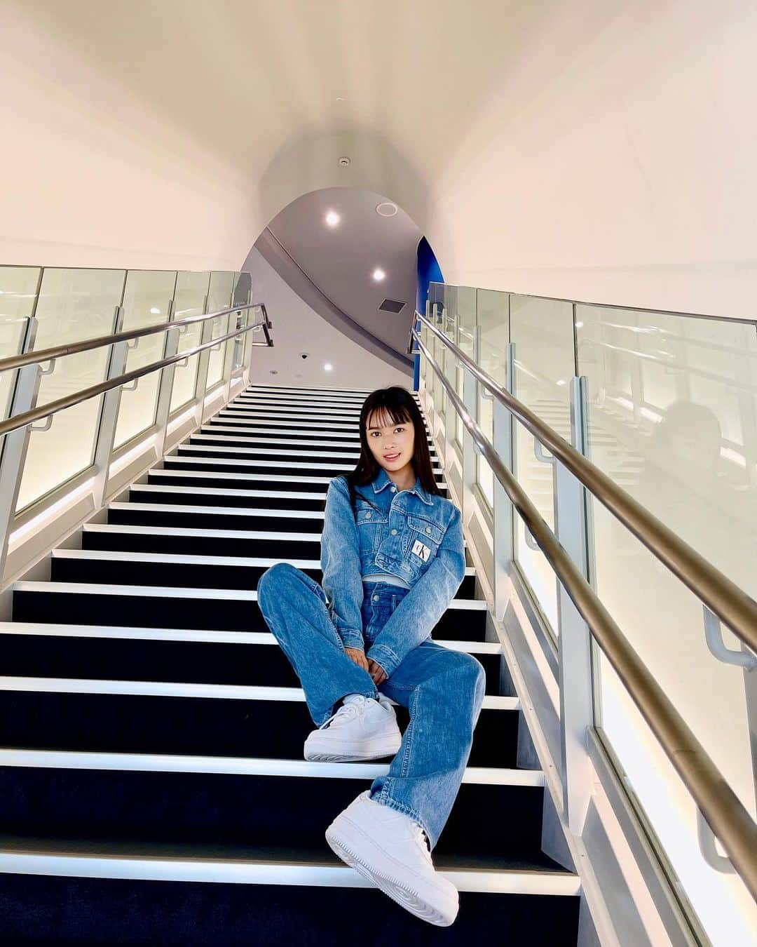 新井舞良のインスタグラム：「久しぶりにプラネタリウムに行った日🌙🪐 小さな悩みがちっぽけに感じるね！悩んだ時はプラネタリウムへゴー！ 隣に気象科学館もあったので社会勉強して来ました。 外には桜もあったのでたくさん遊んじゃいました。  4/6(木)〜はいよいよ『#ニャンちゅう！宇宙！放送チュー！』初回放送です！！！ ゆうがた16:10〜だよ。そして日曜あさ7:00〜再放送だよ♡ 楽しみにしててね〜！！！！🛸 #ニャンちゅう宇宙放送チュー」