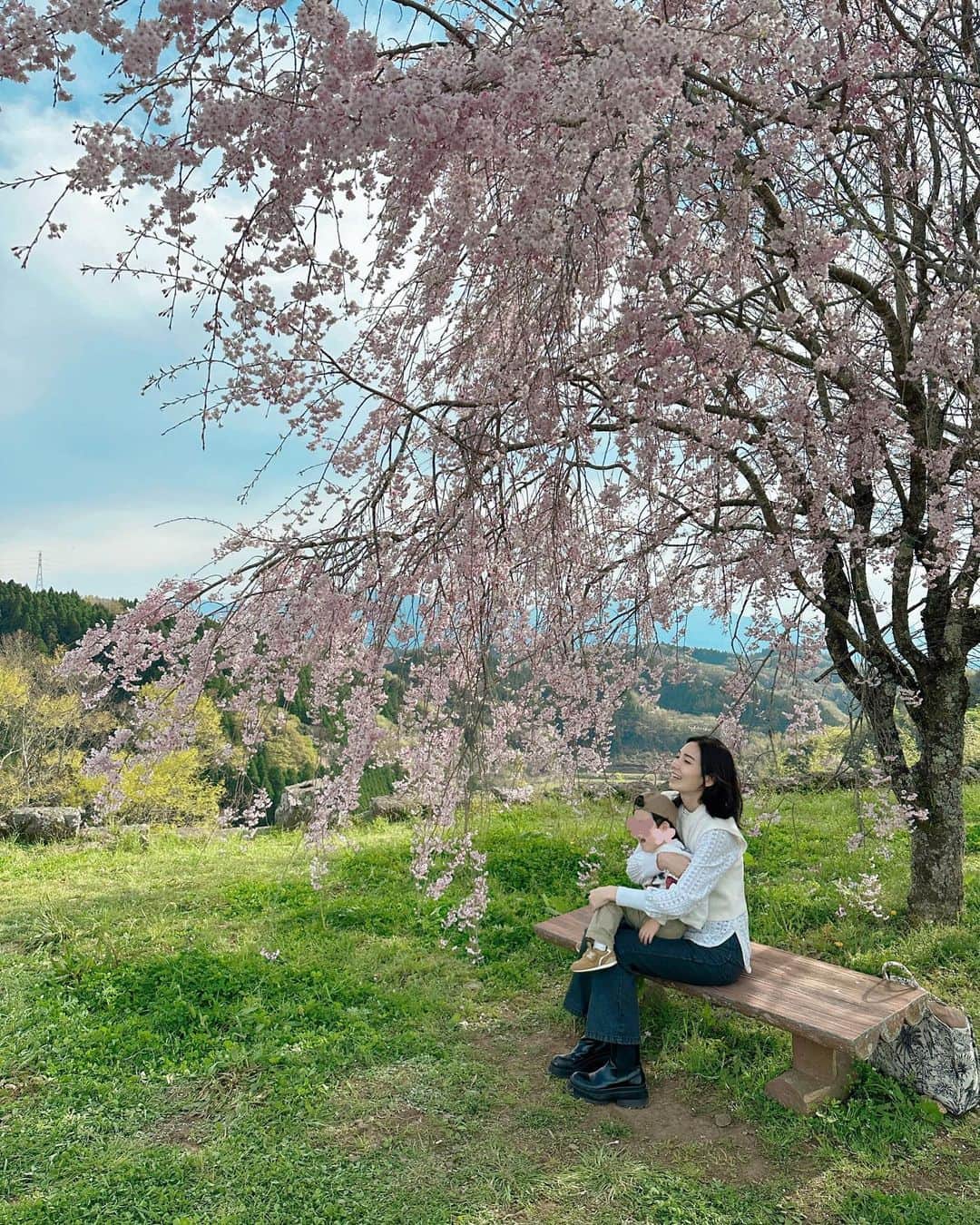 簑島宏美さんのインスタグラム写真 - (簑島宏美Instagram)「4年前にハウルと来て以来の岡城へ🌸 急な階段と長い坂道を1人で登り切った長男。 頼もしく成長する彼の姿を、ハウルもきっと誇らしく思っていることでしょう🌸  3枚目は、満開の桜を見ずに地面ばかり見ている長男…そしてその手に忍ばせていたのはアリでした…🐜 生き物全てを愛する男…良いんだけど、良いんだけどね…😇  #おんせん県おおいた  #岡城跡 #大分県 #大分県竹田市 #岡城さくらまつり #お花見 #お花見スポット #お花見日和 #九州観光 #oitaprefecture #japan #cherryblossom  #japanlife」4月2日 21時11分 - hiromiminoshima