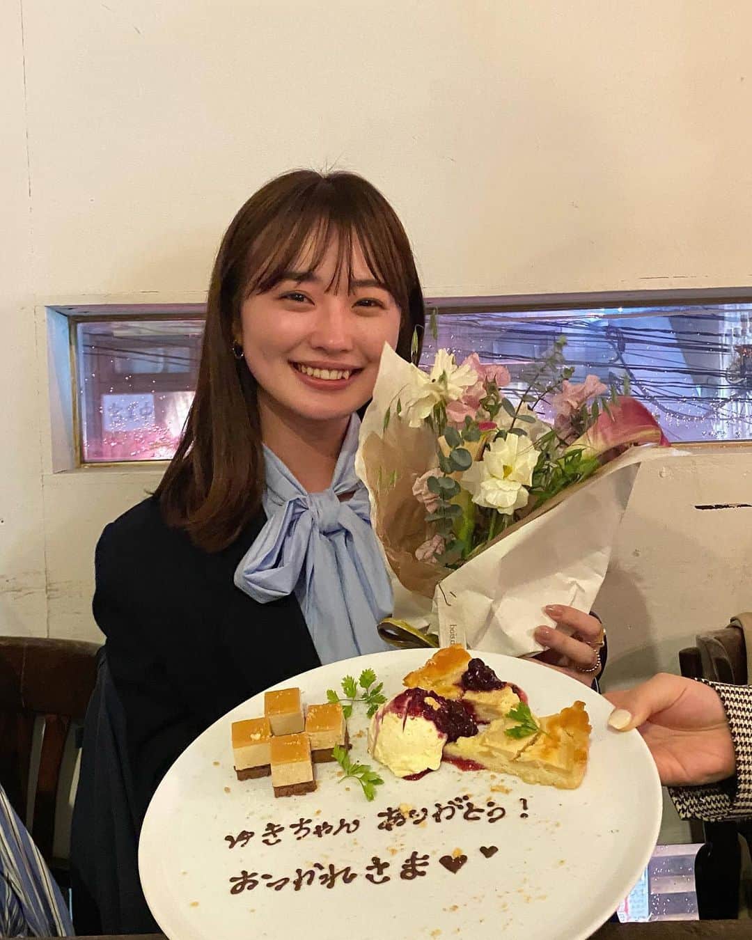 角川友紀のインスタグラム：「⁡ 先日CENEの最後の出勤で スタッフの皆さまに送り出していただきました🌸 本当に温かすぎる場所だった… ⁡ ラスト出勤までの間にも沢山の友達やお仕事で出会った方、 フォロワーの方々が足を運んでくださって 本当にありがとうございます😭 ⁡ お客様と一緒にアクセサリーを選んでお話しできたり、 インスタライブをしたり、 季節ごとにイベントをしたり、 POPUPに立たせていただいたり… ⁡ 大学卒業してからもう一回就活をやり直した関係で 就職が一年遅れてしまいましたが CENEと出会えて、それをきっかけに 沢山の方々とお会いできて、とても楽しかったです。 ⁡ 現時点で納得できる就活ができたので また春から新しいスタートとなりますが、 気を引き締めて頑張ります🙏🏻 ⁡ ご愛顧いただいた方々、スタッフの方々 本当にありがとうございました😳🌸 これからも引き続き、どうぞよろしくお願いいたします💍  #cene」