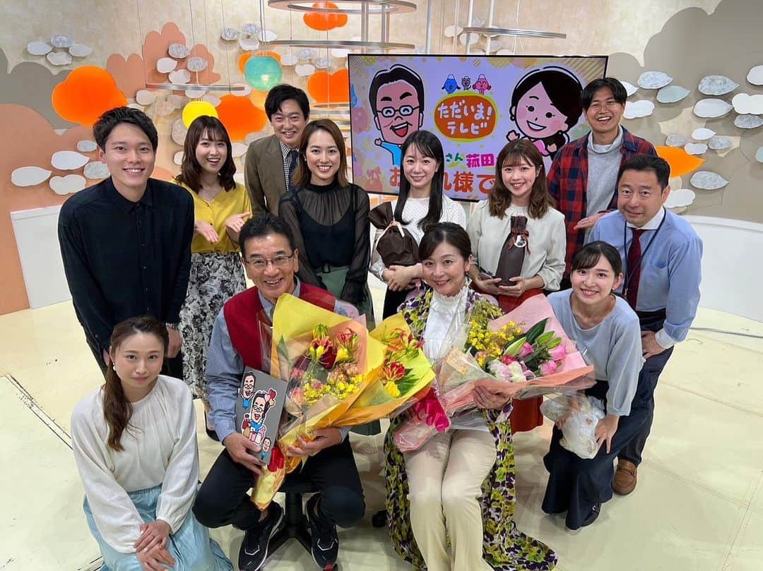 のインスタグラム：「・ ・ 3月いっぱいで、 空じいと菰田さんがただいま！テレビを卒業されました🌸  菰田さんには、ニュースの時に助けて頂いたり 時には雑談で盛り上がったり。  鈴木さんには、たくさんのことを教えて頂きました。 偉大な先輩のもとで働けて本当に良かったなあと 改めて思っているところです。 これからも、変わらず後輩やらせて頂きます。  番組の顔として毎日出演されていたお2人、 本当にお世話になりました。ありがとうございました！🙇‍♂️  そして、明日からは番組がリニューアルします！  #ただいまテレビ #アナウンサー」