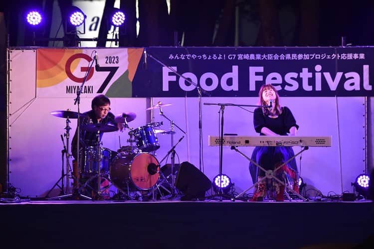 永吉愛さんのインスタグラム写真 - (永吉愛Instagram)「Live repo./ 2023.4.1  G7 Food Festival 来てくださった皆さんありがとー)!! ホリケンさんとでした!! いつも頼りになるホリケンさん、あざす!!!!✨ @kenzymang   写真 @shigeokawada   ありがとうございます📸  #永吉愛 #堀川健治 #g7food #miyazaki #music #vocal #piano #per」4月2日 21時12分 - nagayoshiai
