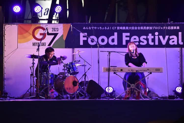 永吉愛のインスタグラム：「Live repo./ 2023.4.1  G7 Food Festival 来てくださった皆さんありがとー)!! ホリケンさんとでした!! いつも頼りになるホリケンさん、あざす!!!!✨ @kenzymang   写真 @shigeokawada   ありがとうございます📸  #永吉愛 #堀川健治 #g7food #miyazaki #music #vocal #piano #per」