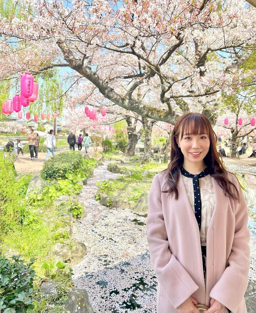 島川未有のインスタグラム：「桜満開🌸この土日は最高のお花見日和でしたね♪ 当初の天気予報には傘マークついていたのに、良い方向に予報が変わってラッキーでした🥰 ちょっと暑かったけど、桜色のコートで☺️ 新年度がスタートしました。人としてもアナウンサーとしても、成長を止めないよう、まだまだ未熟な自分と改めて向き合っていきます。  #徳島桜#桜スポット#江川鴨島公園#ootd」