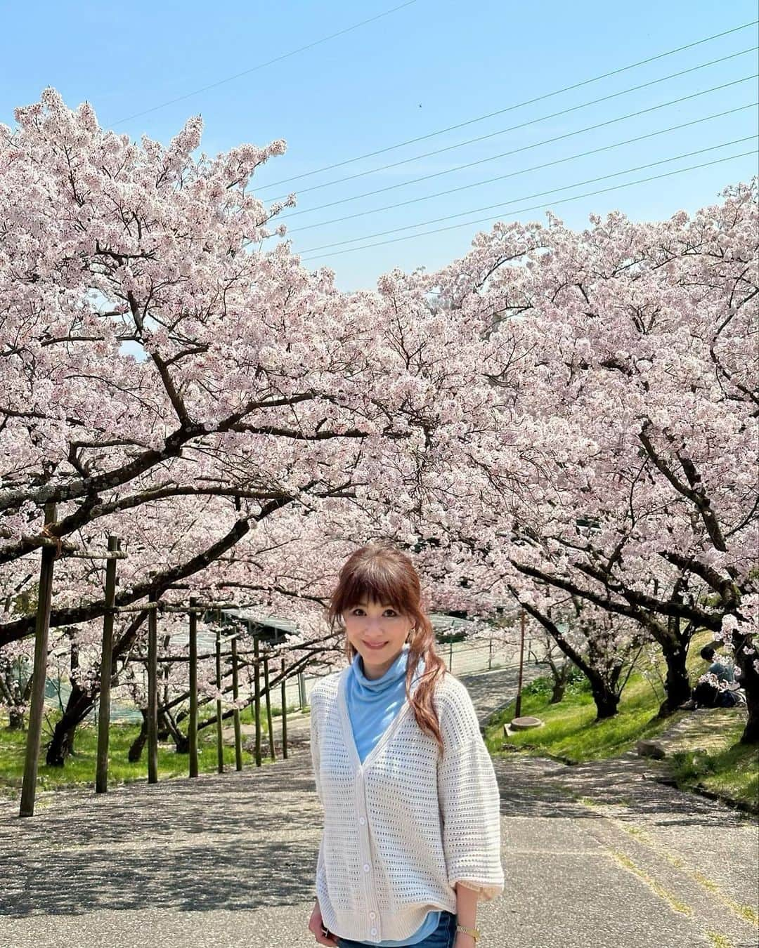 山田佳子さんのインスタグラム写真 - (山田佳子Instagram)「母と一緒にお花見へ…🌸満開の桜がきれいでした😊💕 ⁡ #お花見 #春の陽気 #ウグイスの鳴き声 #心地よい #自然の美しさ #癒されます #春 #母と #また来年も #一緒に見たい」4月2日 21時14分 - yoshiko117