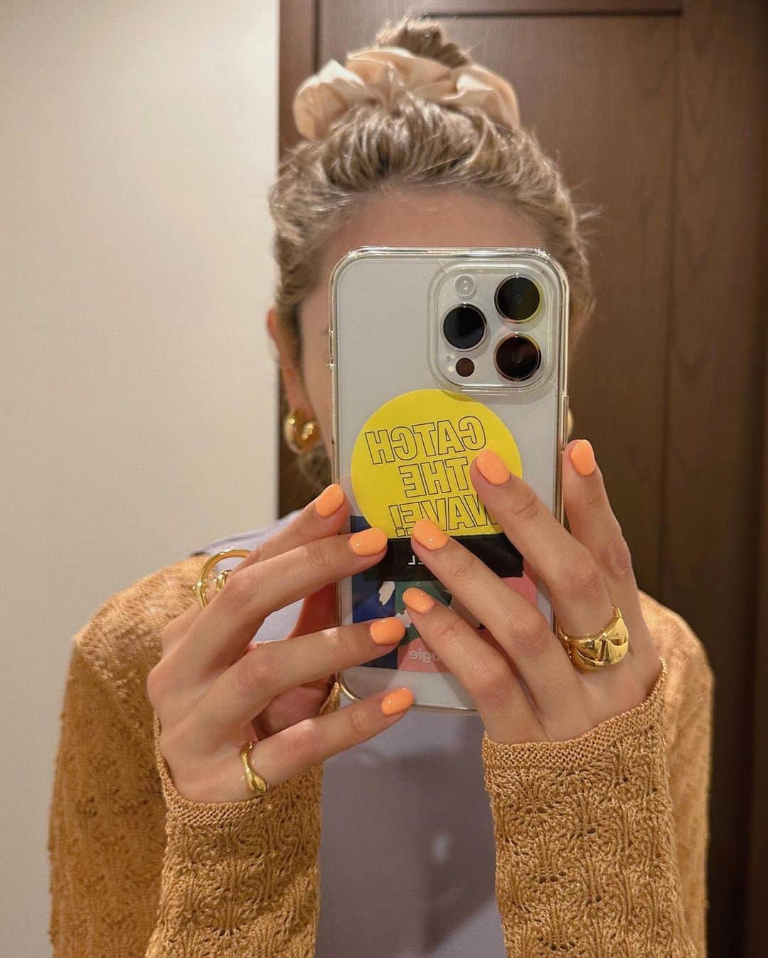 のインスタグラム：「🌱 s p r i n g 🌱 今回の春ネイル〜💅 ちーちゃんのネイルサロンに入った新色で サーモンピンクっぽい色味💕🧡  しばらくこの色がいいな〜ってくらい 絶妙カラーで可愛くておすすめ😚🫶🏻🌸  #春ネイル #ワンカラーネイル #４月もみなさんよろしくねっ♡」