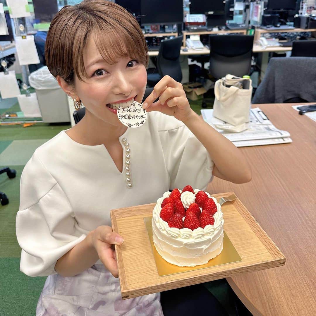 のインスタグラム：「サプライズで番組の皆さんに お誕生日祝いをしていただきました🎂💕  嬉しすぎました😭💕 ありがとうございます🌸 ショートケーキもみんなで美味しくいただきました🍰  これからもスポーツも報道も しっかりお伝えできるよう頑張ります☺️  引き続きどうぞよろしくお願いいたします！  #海老原優香」