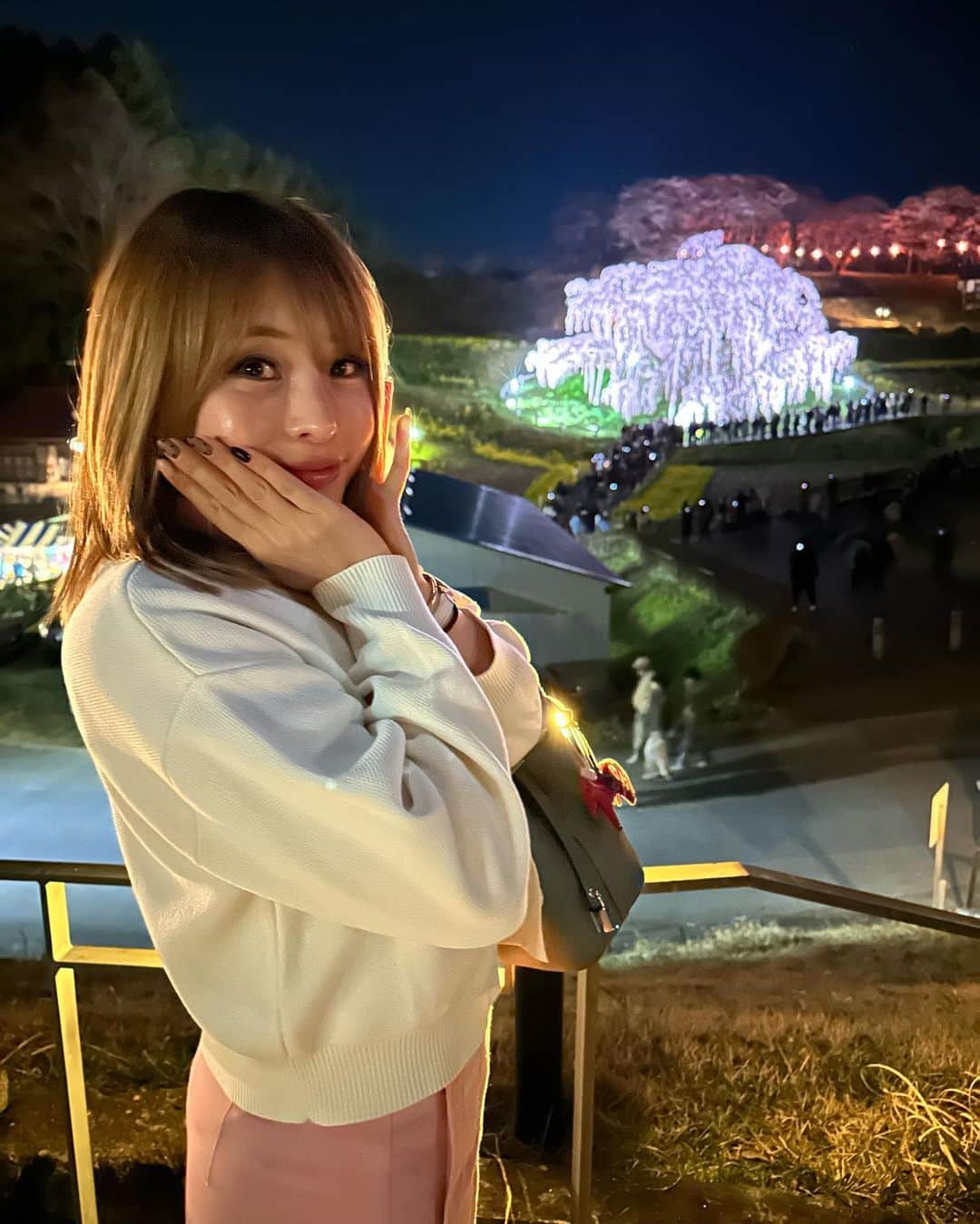 chiyoのインスタグラム：「. iPhoneの現実カメラでもこんなに綺麗な夜桜😳🌸🌛⸝⸝ #滝桜#🌸#夜桜#三春」