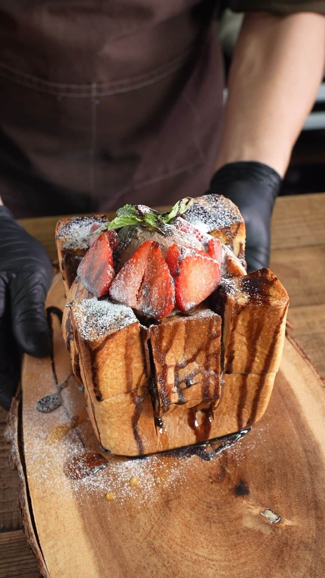 チョコレートカカオのインスタグラム：「Honey toast strawberry chocolate チョコとイチゴのハニートースト  YouTube https://youtube.com/shorts/GZHpu065PZk  Cacao ! ∴∵ゞ(´ω`*) ♪  This time it is honey toast with chocolate ganache in between. The bread is cut differently from the last time. The top surface was crispy and crunchy and the center was fluffy and very tasty. The cut was better than last time. May the cacao be with you ! ∴∵ゞ(´ω`*)♪  [Ingredients] Thick bread Yotsuba Unsalted fermented butter Honey Pure Maple Syrup Chocolate flavor syrup Mint leaf Strawberry Powdered sugar  #YouTube #foodie #chocolate #instafood #foodporn #dessert #yummy #patisserie #チョコレート #recipe #video #レシピ #food #toast #asmr #eating #crispy #honeytoast #ハニートースト #チョコアイス #icecream #mukbang #モッパン #honey #strawberry #イチゴ #ブルボンスライス生チョコレート #ハニトー」