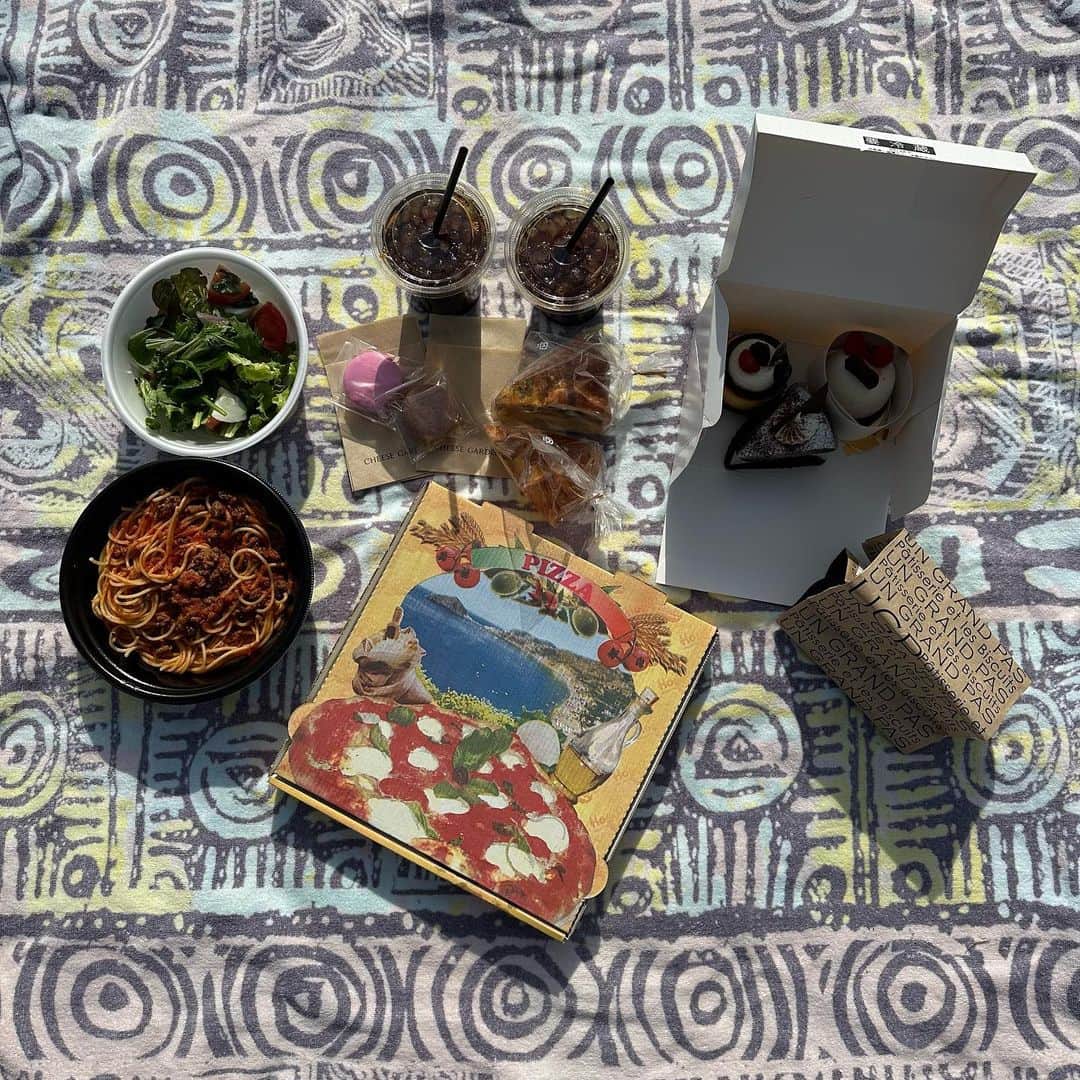 清司麗菜さんのインスタグラム写真 - (清司麗菜Instagram)「公園でピクニック🛝☀️  ノープランで行ったらめちゃくちゃ豪華になりました🫶  #ピクニック」4月2日 21時20分 - seiji_0007