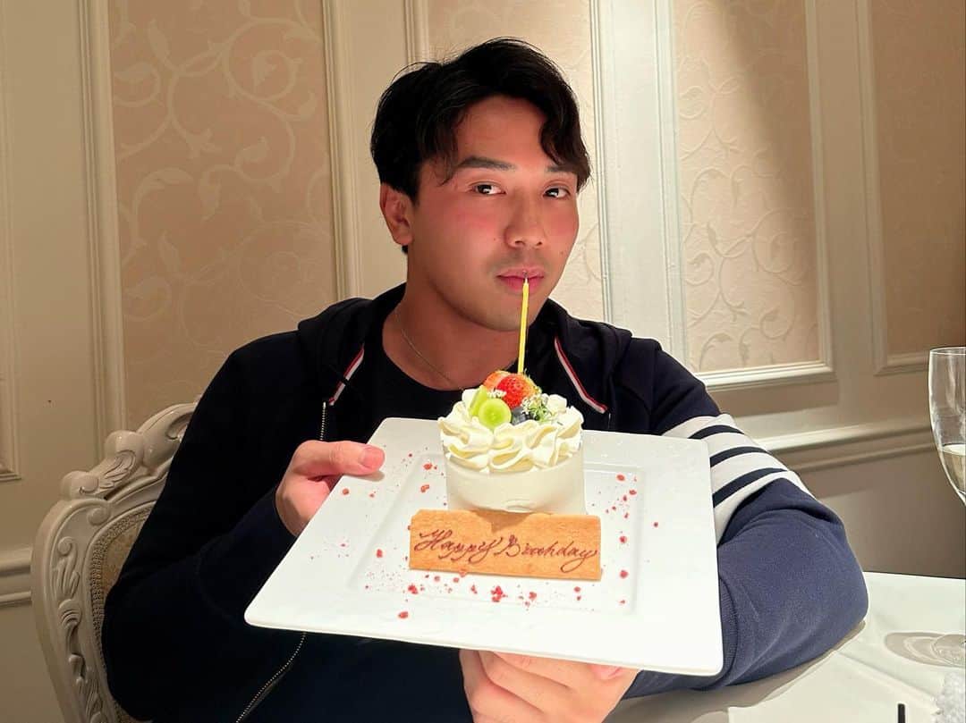 佐々木大さんのインスタグラム写真 - (佐々木大Instagram)「今日で27歳になりました！  せりなちゃんいつもありがとう☺️  27歳は更に良い年に出来るよう頑張ります💪」4月2日 21時25分 - hirosasaki_