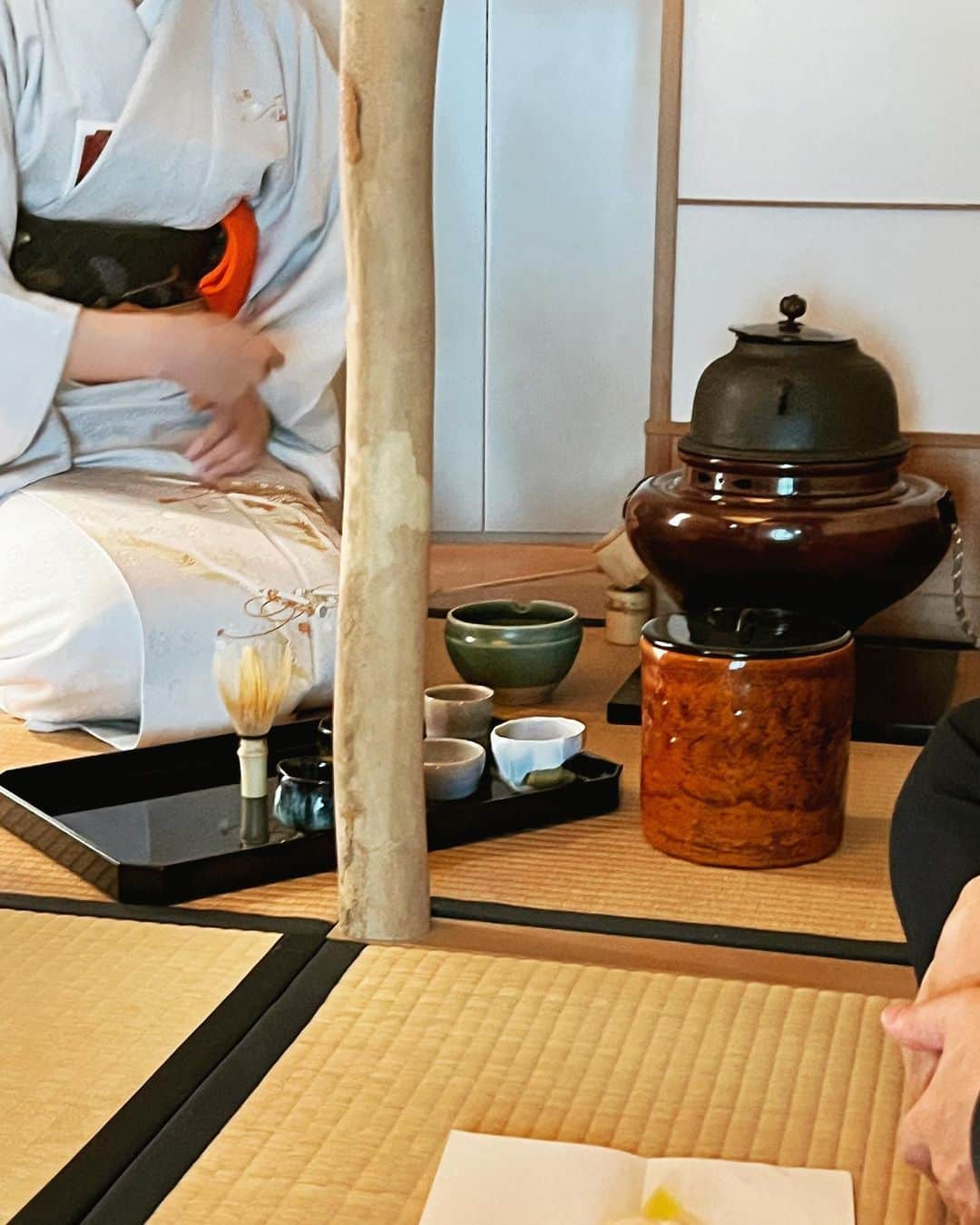 加藤美南のインスタグラム：「御殿山さくら茶会に参加させて頂きました🍵   さくら葉をブレンドした特別な抹茶と東京マリオットホテルのアフタヌーンティーで提供されているお菓子のペアリングがどれも美味しくて、さくら葉をブレンドした茶葉を用いた「吸うお茶」も斬新でとても素敵な会でした🌸  #お茶会 #茶会 #東京マリオットホテル #有時庵 #御殿山 #御殿山さくらまつり」