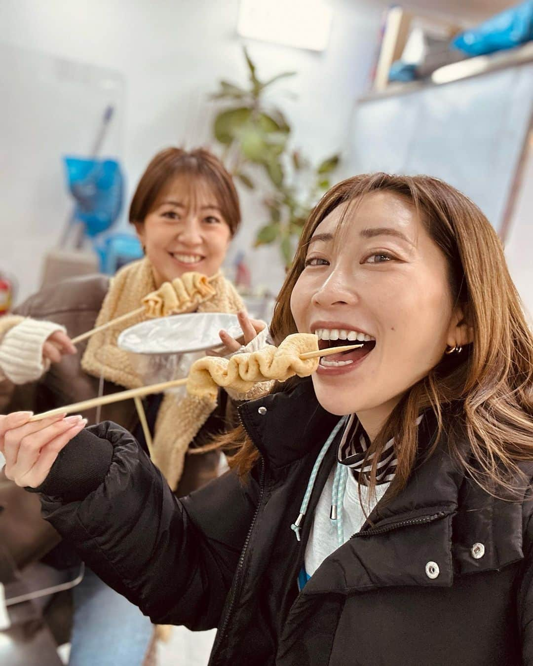 佐々木志織のインスタグラム：「🍢 .  踏十里駅(#답십리역 )でおでん食べて 買い物して小腹空いたから 次は蚕室駅(#잠실 )で辛おでんとキンパ❤️‍🔥  駅地下の中でさっと食べれて、安くて美味しい✨ ¥100とかだからね✴︎  おでんにとりあえずハマった🤤 おでんといってもこの油揚げみたいな練り物みたいなやつだけなんだけど、これが日本にあるようでない美味さ‼︎  あと 韓国のお醤油が美味しすぎて欲しい どの種類の何を買えばいいのか教えて欲しい🫣  23.03.01  .  #friends #smile #instagood #life #popularpic #likeforlike #cute #happy #girl #fashion #instalike #followme #nature #picoftheday #likeme #instamood #photooftheday #selfie #instadaily #trip#korea#韓国ファッション#韓国好きと繋がりたい#韓国女子#韓流 #韓国旅行情報」