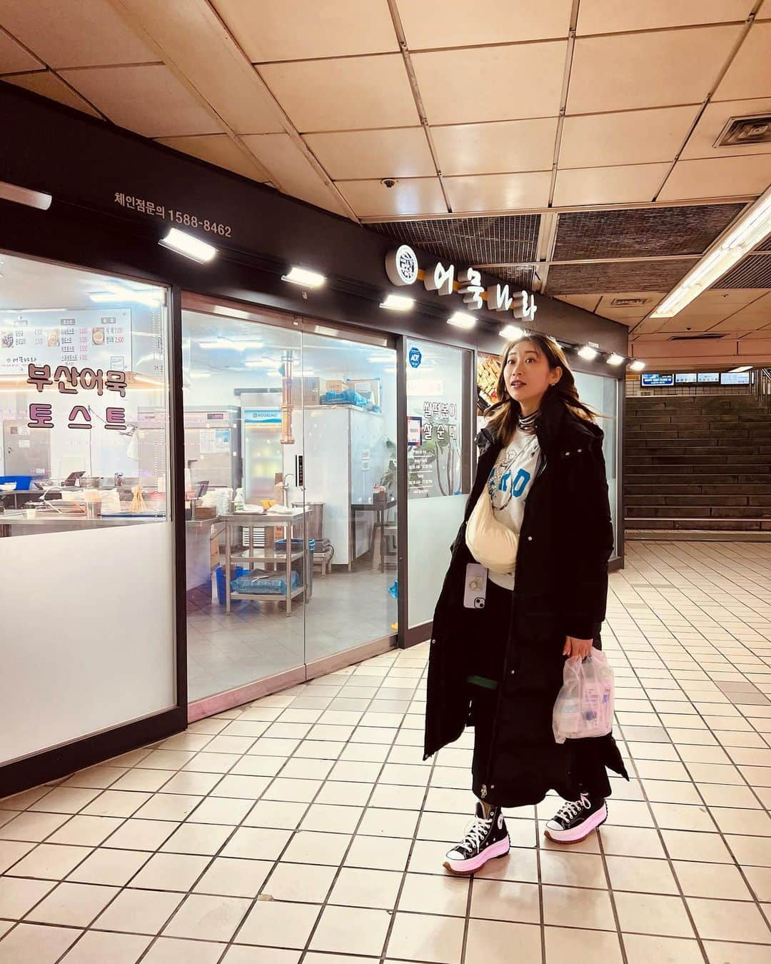 佐々木志織さんのインスタグラム写真 - (佐々木志織Instagram)「🍢 .  踏十里駅(#답십리역 )でおでん食べて 買い物して小腹空いたから 次は蚕室駅(#잠실 )で辛おでんとキンパ❤️‍🔥  駅地下の中でさっと食べれて、安くて美味しい✨ ¥100とかだからね✴︎  おでんにとりあえずハマった🤤 おでんといってもこの油揚げみたいな練り物みたいなやつだけなんだけど、これが日本にあるようでない美味さ‼︎  あと 韓国のお醤油が美味しすぎて欲しい どの種類の何を買えばいいのか教えて欲しい🫣  23.03.01  .  #friends #smile #instagood #life #popularpic #likeforlike #cute #happy #girl #fashion #instalike #followme #nature #picoftheday #likeme #instamood #photooftheday #selfie #instadaily #trip#korea#韓国ファッション#韓国好きと繋がりたい#韓国女子#韓流 #韓国旅行情報」4月2日 21時21分 - shiorio118