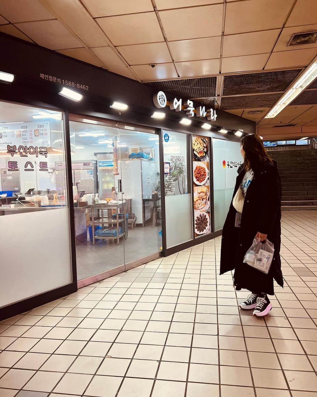 佐々木志織さんのインスタグラム写真 - (佐々木志織Instagram)「🍢 .  踏十里駅(#답십리역 )でおでん食べて 買い物して小腹空いたから 次は蚕室駅(#잠실 )で辛おでんとキンパ❤️‍🔥  駅地下の中でさっと食べれて、安くて美味しい✨ ¥100とかだからね✴︎  おでんにとりあえずハマった🤤 おでんといってもこの油揚げみたいな練り物みたいなやつだけなんだけど、これが日本にあるようでない美味さ‼︎  あと 韓国のお醤油が美味しすぎて欲しい どの種類の何を買えばいいのか教えて欲しい🫣  23.03.01  .  #friends #smile #instagood #life #popularpic #likeforlike #cute #happy #girl #fashion #instalike #followme #nature #picoftheday #likeme #instamood #photooftheday #selfie #instadaily #trip#korea#韓国ファッション#韓国好きと繋がりたい#韓国女子#韓流 #韓国旅行情報」4月2日 21時21分 - shiorio118