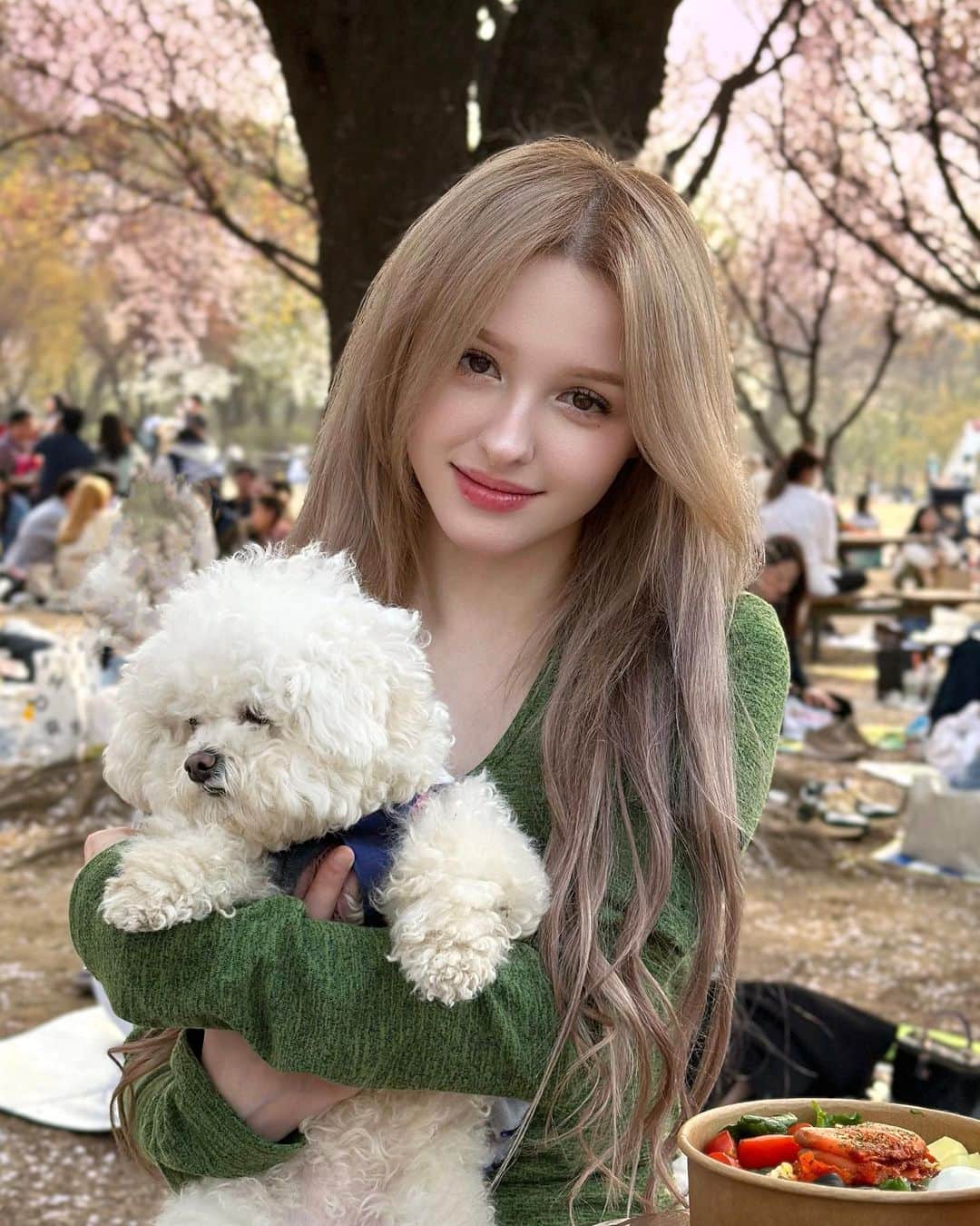 Elina 엘리나 (エリナ) のインスタグラム：「Picnic with my lovers for cherry blossom🌸 벚꽃 피크닉 보러왔어요🤍」