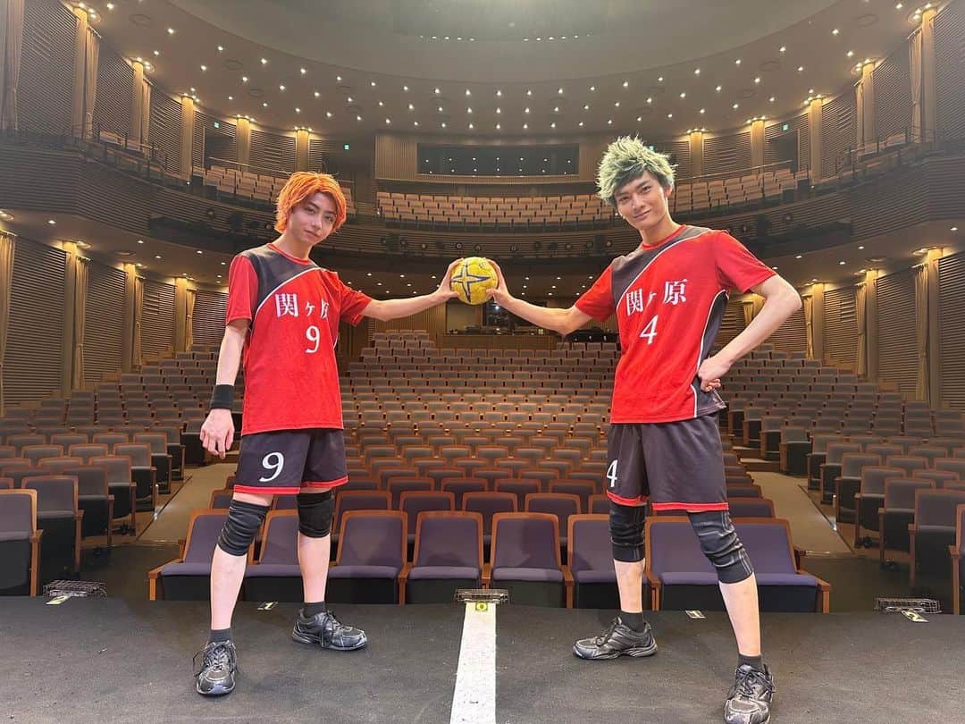 のインスタグラム：「舞台「戦国送球〜バトルボールズ〜大坂冬の陣」誰1人ケガなく、欠けることなく、千穐楽まで完走できました！ 何もわからず、何も出来ない僕を温かく迎え入れて下さった共演者の皆さんには本当に感謝の気持ちでいっぱいです。 皆さんの熱いパワーと異次元の体力、尊敬してます。  貴重な時間を使って観劇してくれた観測者のみんな、何度も足を運んでくれた人もありがとうございました。 僕の緑髪とりょうたの赤髪何回でも見たくなったでしょ！」