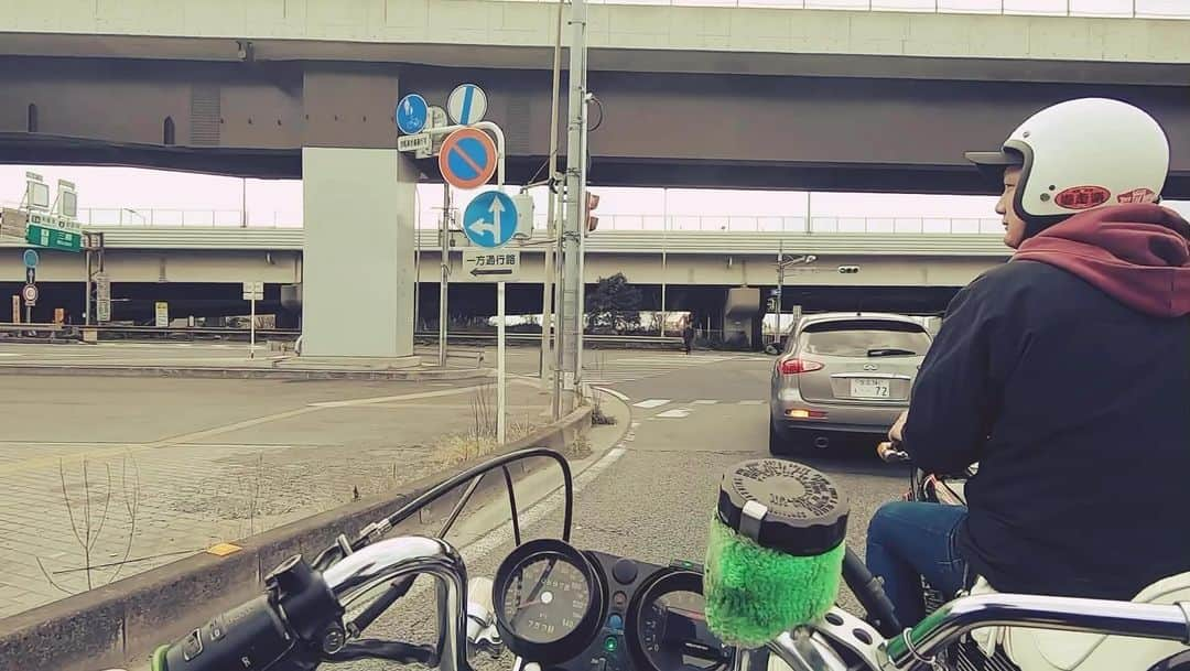 TEEDAのインスタグラム：「Today I went to a “ramen shop” in Ibaraki with my cousin @naoyoshi_0423 again lol And I had a good time with him and it was a refreshing Sunday!  まーたラーメンショップに行って来たわ。。。 バイク乗って、ラーメン食って、スタバ行ってリフレッシュな日曜日よ（笑）  #teeda #back_on_jpn #kh400 #kawasakis3 #gs400e #suzuki #japanesevintagemotorcycle #旧車　#全日本三発愛好会油 #とろろはスープが冷めやすい　#ラーメンショップ　#ラーメンショップ新守谷店」