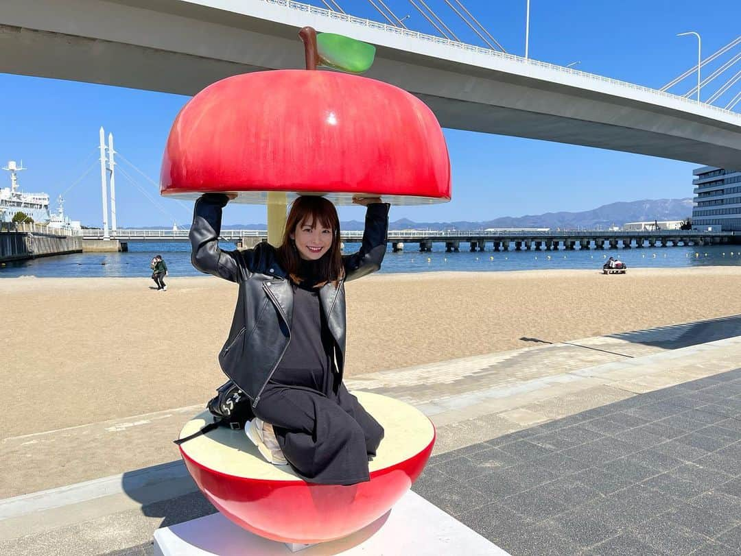 奈良岡希実子さんのインスタグラム写真 - (奈良岡希実子Instagram)「里帰り中🍎 夫が青森にきてくれた☺️  駅前の海に行ったら 新しい置物？ができていた！  青森も日々変わっているのね〜☺️  ねぶたの時は並びすぎていて食べられなかった味噌カレー牛乳ラーメン🍜 この時期の青森といえば、トゲクリガニ🦀 色々食べました〜😋  子どもの頃から大好きなトゲクリガニを夫に食べてもらえて良かった〜🥰  青森もずいぶん春めいてきましたな〜🤗  #青森市観光大使 #気象予報士 #青森駅前ビーチ #りんごのオブジェ #味噌カレー牛乳ラーメン #トゲクリガニ」4月2日 21時33分 - naraoka_kimiko