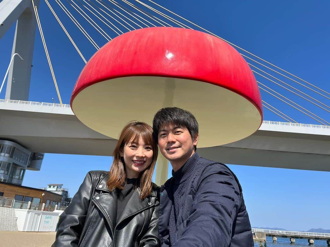 奈良岡希実子のインスタグラム：「里帰り中🍎 夫が青森にきてくれた☺️  駅前の海に行ったら 新しい置物？ができていた！  青森も日々変わっているのね〜☺️  ねぶたの時は並びすぎていて食べられなかった味噌カレー牛乳ラーメン🍜 この時期の青森といえば、トゲクリガニ🦀 色々食べました〜😋  子どもの頃から大好きなトゲクリガニを夫に食べてもらえて良かった〜🥰  青森もずいぶん春めいてきましたな〜🤗  #青森市観光大使 #気象予報士 #青森駅前ビーチ #りんごのオブジェ #味噌カレー牛乳ラーメン #トゲクリガニ」