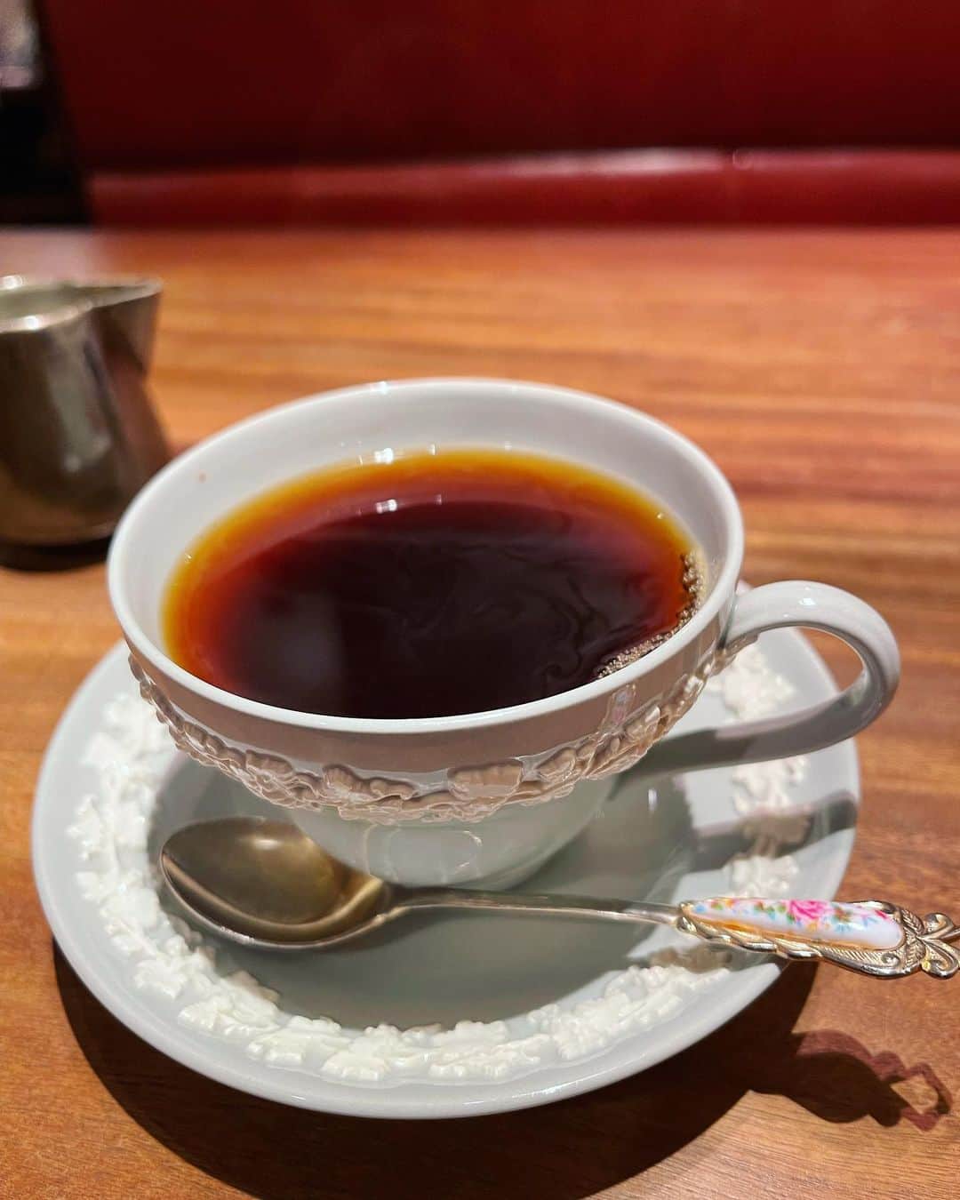 沢口千恵のインスタグラム：「✳︎  ーかわいいねぇカップ。  打ち合わせの前で 20分くらいしか いられなかったのだけど  銀座の地下の珈琲店に入り このカップを可愛いと眺め 珈琲ひとくち飲んだ瞬間  その時 かちっと時の歯車のようなものが はまった感じがして とても懐かしい居場所に私はいた  あの濃厚な私がいたその時の世界線に 一瞬ワープしたようだった。  いつかのどこかのその時に。  それでわかった。  いつの間にか、 知らずに違う世界線に来てたんだな。  と、いうことだけが、わかった。  もう少しここにいたいなとも思ったけど 約束は守るものなので外に。  ✳︎  あの一瞬の あの世界線の懐かしさが 愛しいような温かさで 私という肉体が私らしすぎて驚いた  私が私らしさと一致した存在として そこに重力がしっかりかかったというような 現実と本来が重複したような重みだった。  乖離してるのか？ と聞く いやどちらが乖離？ と答える。  あの世界線にまた行く必要は感じるけど 今度行く時は目的を持ってそうしないと 駄目そうで。  何故あの時、それが起きたのか。 ふとした必然の偶然の贈り物だったのか。  その意味もしっかり味合いたいこの頃。」