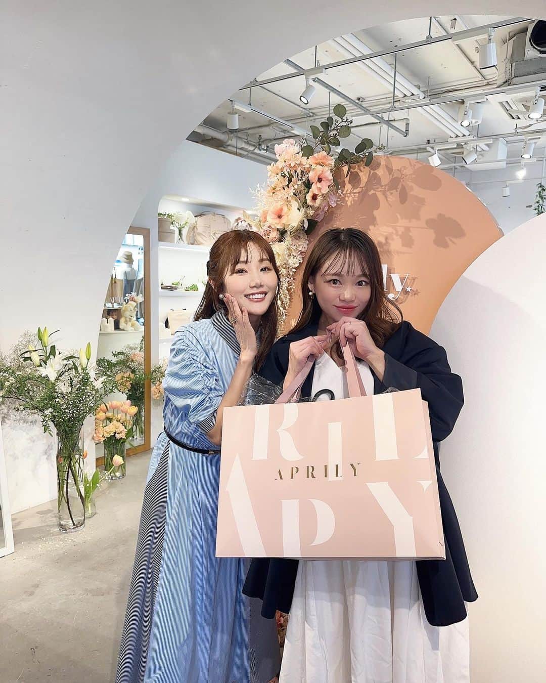 瀬賀しお（せがしぃ）のインスタグラム：「今日はほしたんのブランド Aprily( @aprily_officialsite )のPOPUPへ行ってきました💐💐💐  わたしが選んだアイテムは エンボス加工が施してあるワンピースと👗 ずっと狙っていたマザーズバッグ👜♡ あと伊達眼鏡も購入しました👓✨  どのアイテムも本当に可愛くて💓 品質の良さやひとつひとつの細かいこだわりも Aprilyの魅力ですね🥰  3日間開催されたPOPUP🌟 おめでとう、そしてお疲れ様❤️ @hoshinoko728 ☺︎  #aprily #popup #代官山 #せがほし」