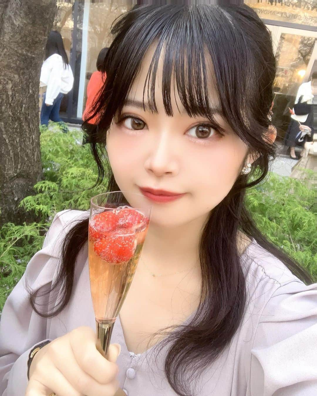 白石かえでさんのインスタグラム写真 - (白石かえでInstagram)「⁡ ⁡ 中目黒の桜🌸 咲き加減は昨日でこんな感じ❣️ ずっと行きたかったから嬉しすぎ😢 屋台も出てたよ♪ ⁡ ⁡ #桜ポートレート　#ポートレート　#中目黒　#中目黒桜　#東京桜　#目黒川　#ポートレートモデル」4月2日 21時27分 - kaepyon.s