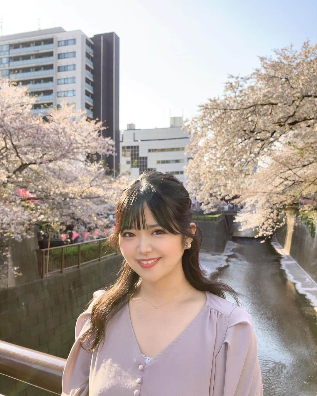 白石かえでさんのインスタグラム写真 - (白石かえでInstagram)「⁡ ⁡ 中目黒の桜🌸 咲き加減は昨日でこんな感じ❣️ ずっと行きたかったから嬉しすぎ😢 屋台も出てたよ♪ ⁡ ⁡ #桜ポートレート　#ポートレート　#中目黒　#中目黒桜　#東京桜　#目黒川　#ポートレートモデル」4月2日 21時27分 - kaepyon.s