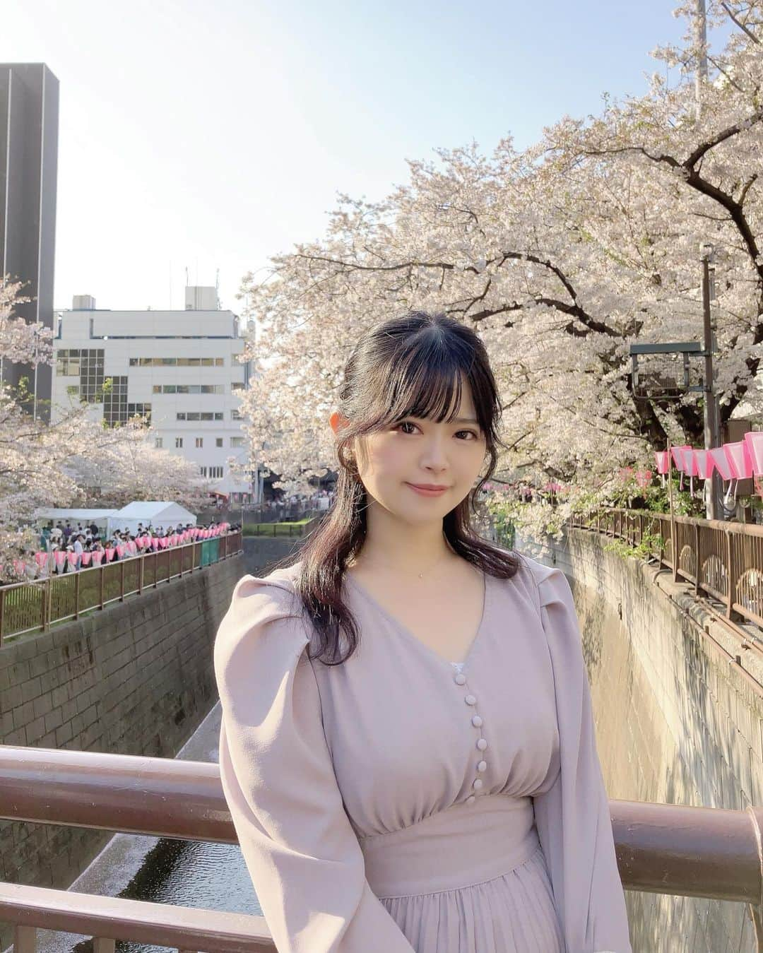 白石かえでのインスタグラム：「⁡ ⁡ 中目黒の桜🌸 咲き加減は昨日でこんな感じ❣️ ずっと行きたかったから嬉しすぎ😢 屋台も出てたよ♪ ⁡ ⁡ #桜ポートレート　#ポートレート　#中目黒　#中目黒桜　#東京桜　#目黒川　#ポートレートモデル」