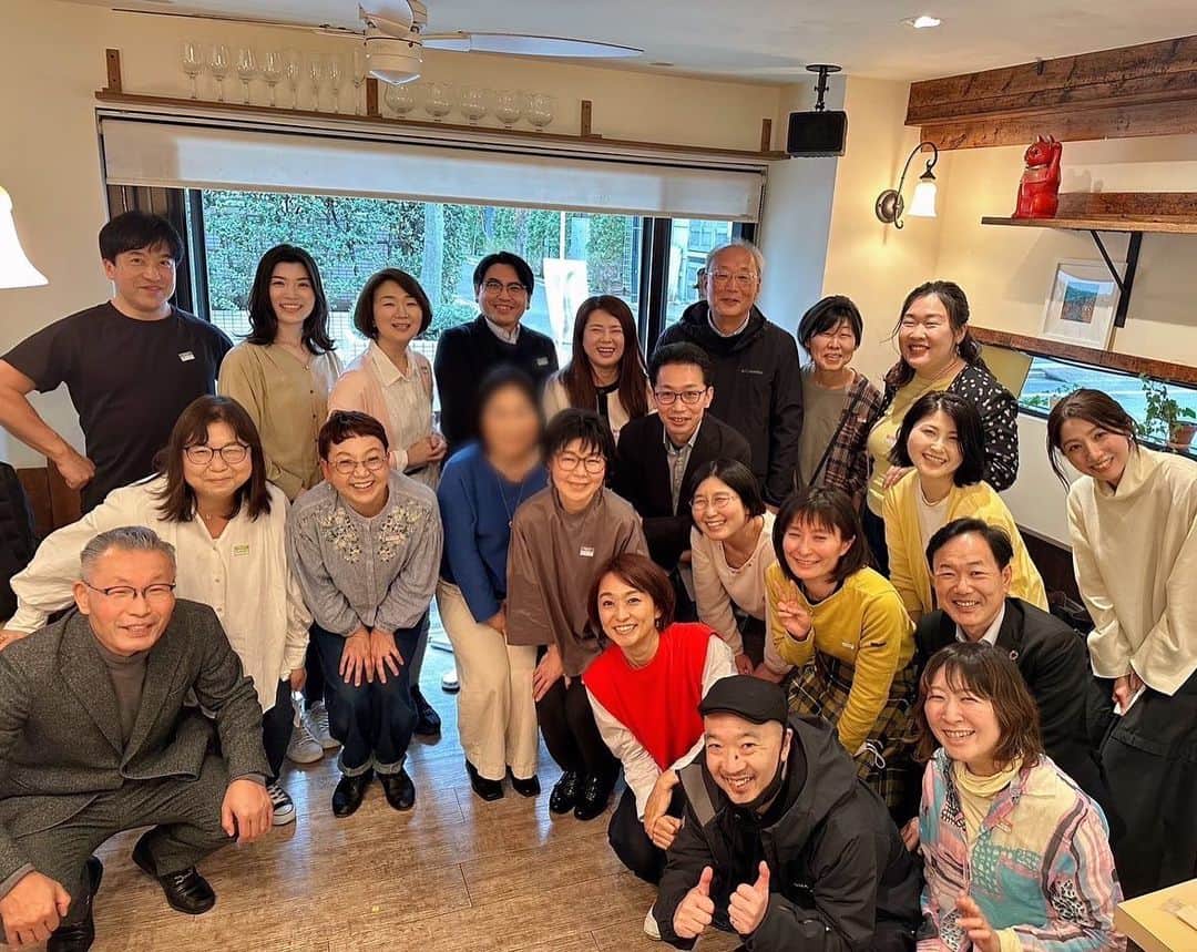 住吉美紀のインスタグラム：「主宰しているライフシェアリング・クラブ『近くのスミヨシ』で「対話力で人生が変わる」講義イベントを開催。最近、対話や言葉のコミュニケーションについて、外部で講師などを頼まれることが増えていて、せっかくなら私の近くの方々にもこれをシェアしたらお役に立てるのではないかという発想から。  とはいえ、勉強チックだし、受講者が集まるかしら、とドキドキしてたら 当日は、満席御礼（といってもこじんまり）。  私の専門のノウハウや経験を 日常生活や人生、家庭や職場の対話に使えるように落とし込んだ。 参加者の皆さんは メモを取ったり、質問をしてくださったり とても熱心で、90分の濃い講義となった。  講義の後は、交流タイム！ 普通に近況の話や、 それぞれの暮らしの中の「対話」の話で盛り上がる。 お話するのって楽しいな。 それに、 講義の感想も伺えたのは貴重。 「これまでどこでも聞いたことのないアプローチの手法がいっぱいあった」 とおっしゃる方もいて。 自分の経験と頭の中で考えていることを集め整理すると、 それが、独自の思考回路と、メソッドになっているのか。 人に言われないと、自分だけでは、 自分の特徴って意外にわからない。 自分が経験してきたことが、どなたかの人生に生きるなんて とってもうれしい。  好きなこと、面白いと感じることに、 地道に淡々と取り組み続けることは楽しい。 そして、そこに共感して集ってくれる 共に歩もうと思ってくれる方々がいることが幸せ。  ご参加くださったチカスミのみなさま ありがとうございました！  #対話力 #コミュニケーション #チカスミ #近くのスミヨシ neighboursumiyoshi.com」