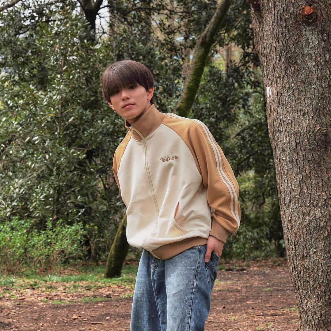 宮里ソルさんのインスタグラム写真 - (宮里ソルInstagram)「・ That's life Original Track Jacket Khaki / Navy / Beige ⁡ 今春もトレンドのトラックジャケット 抑えておけば1枚で決まるから GET必須です！  https://thats-life.shop/?aff=78」4月2日 21時28分 - sol.xce