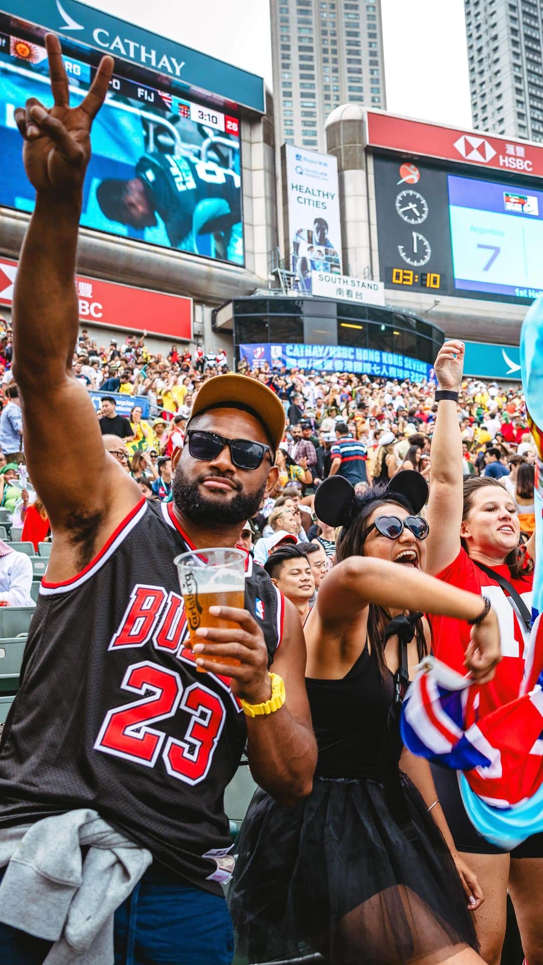 Discover Hong Kongのインスタグラム：「The Hong Kong Sevens 🏈 is still electrifying ⚡️on the third day! Rugby fans from around the world are enjoying beers in costumes 👯‍♀️ and cheering on their teams! Watch the video to see how much fun everyone is having🤪!  香港國際七人欖球賽🏈去到第三日喇，氣氛依然高漲⚡️！ 世界各地嘅球迷嚟到香港，盛裝打扮👯‍♀️，一邊飲啤酒🍻，一邊為球隊打氣。立即睇片感受現埸嘅熱烈氣氛啦🤪！    @hksevens #rugbysevens #hk7s #discoverhongkong #hellohongkong」