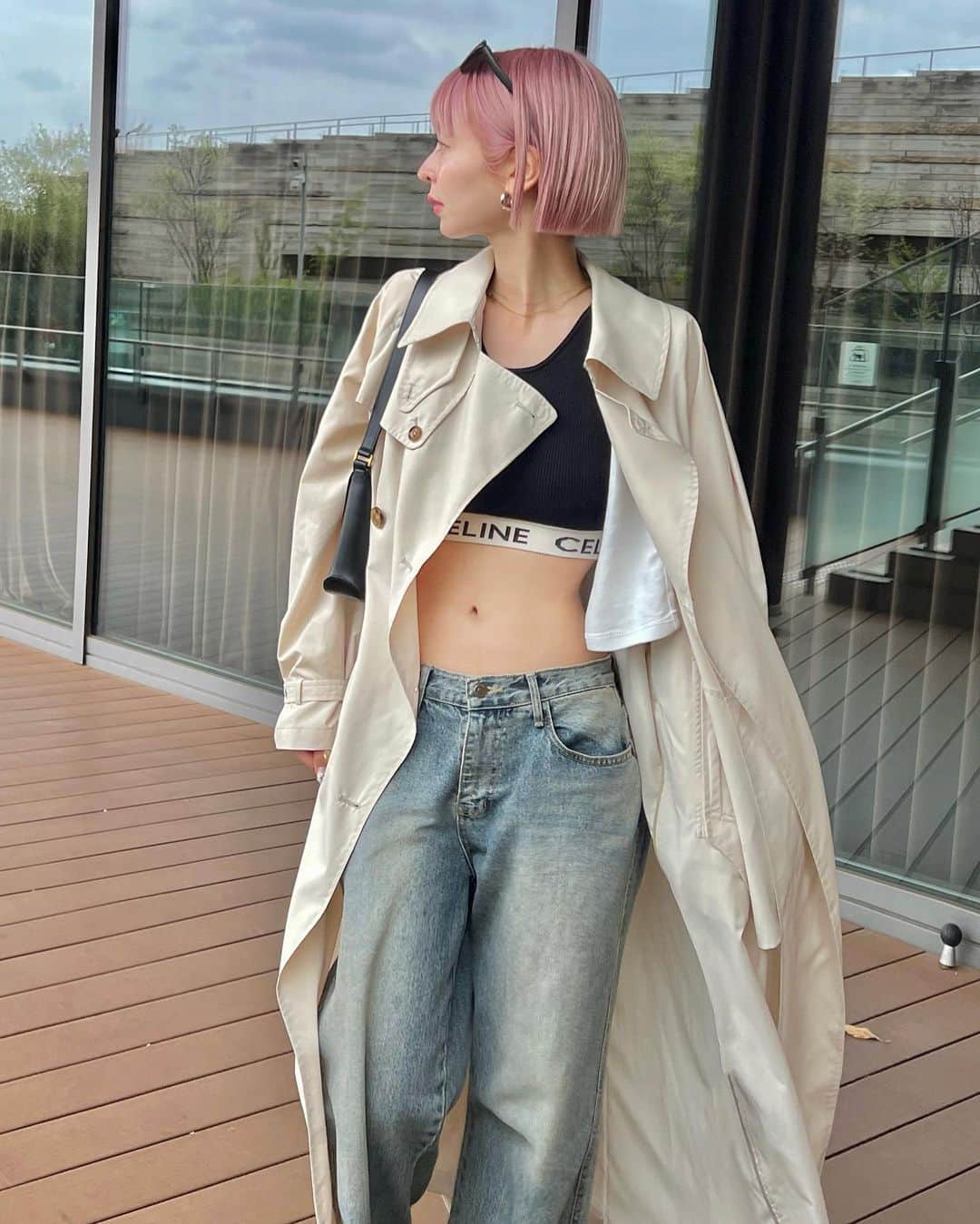 のインスタグラム：「Hello April 🤍 トレンチコートって、the 春🌸 で好き🧥 雨の日も着れるの嬉しい🌂😙 @amerivintage」
