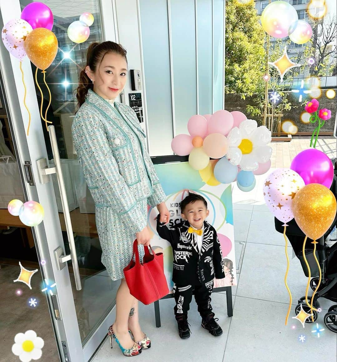 DJ JUICYのインスタグラム：「🌸👶🏻初めての入園式👩🏻🌸  プリスクールで1番小さいクラスの 👶🏻💙  当初の予定より3倍くらいのちびっ子達が増えたみたいで、、、  お友達沢山の中でこれから楽しく学んで成長して行くんだね☺️☺️☺️✨  私が通う訳ではないけど、、、😅  出来たばかりのピカピカの教室で  嬉しい⤴️😝😝😝✨  (この学校に決めた理由の一つ)😆  式が始まって 1人ずつ名前を呼ばれて❣️  まさかの1番目だったから、、、  ビックリ😆😆😆　  私も、息子も、準備できてなかって  大きい声で元気にハイ✋って言えなかった😅😅💦  登校の日、、、ドキドキだーー🤩🤩  楽しいスクールライフになりますよぅに🥰🙏　　　  新生活start🙌🙌🙌🙌✨  #プリスクール #入園式#2歳6ヶ月#男の子#男の子ママ  #新生活#スタート#成長記録 #schoollife#hellospring#kidsfashion#hystericmini#jordan」