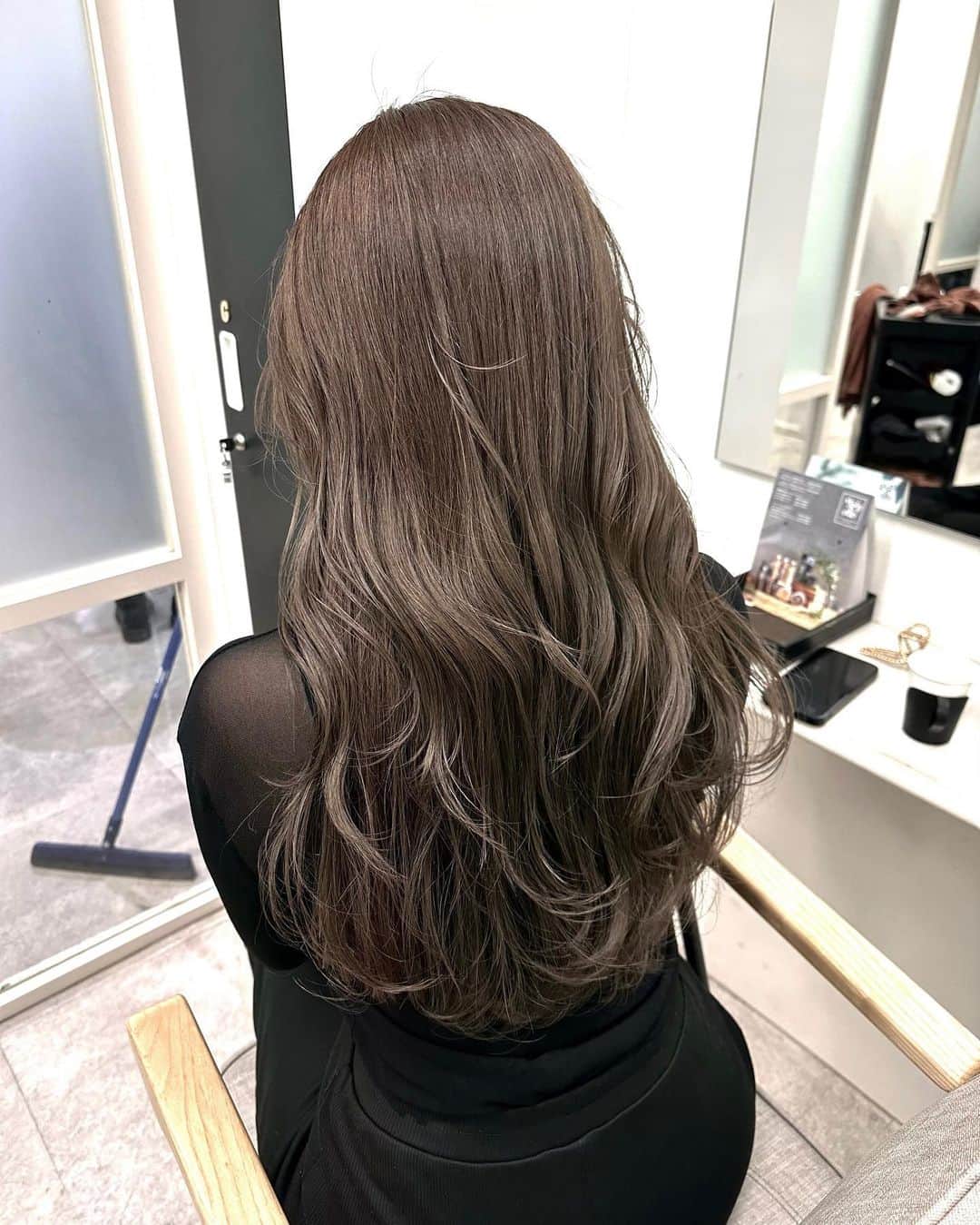 Honokaのインスタグラム：「. . マロンベージュ🫶🏽 プレミアムのトリートメントもしてもらって 傷んでた髪が復活⸜(* ॑꒳ ॑* )⸝✨  そして10cmくらいカットした✂️  めっちゃ明るくする予定だったけど 私の肌の色や雰囲気から 担当さんと相談してこの色にしたよ🤭  透明感たっぷりの品がある雰囲気で とってもお気に入り✨  今まで以上にケアがんばろうっと🥰  #newheir #newcolor  #美容室 #マロンベージュ」