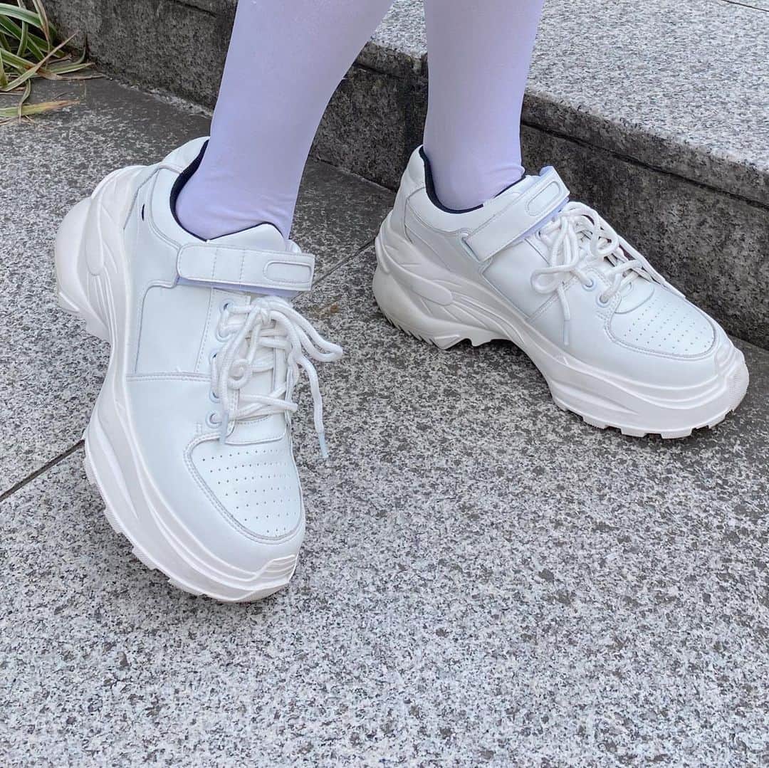mimさんのインスタグラム写真 - (mimInstagram)「最近ハマってる白スニーカーコーデ👟 歩きやすいし身長も盛れるし細く見えるしで最高なの🫶  #amail#mim_ootd#fashion#157cm#felitie」4月2日 21時31分 - mim_11_11